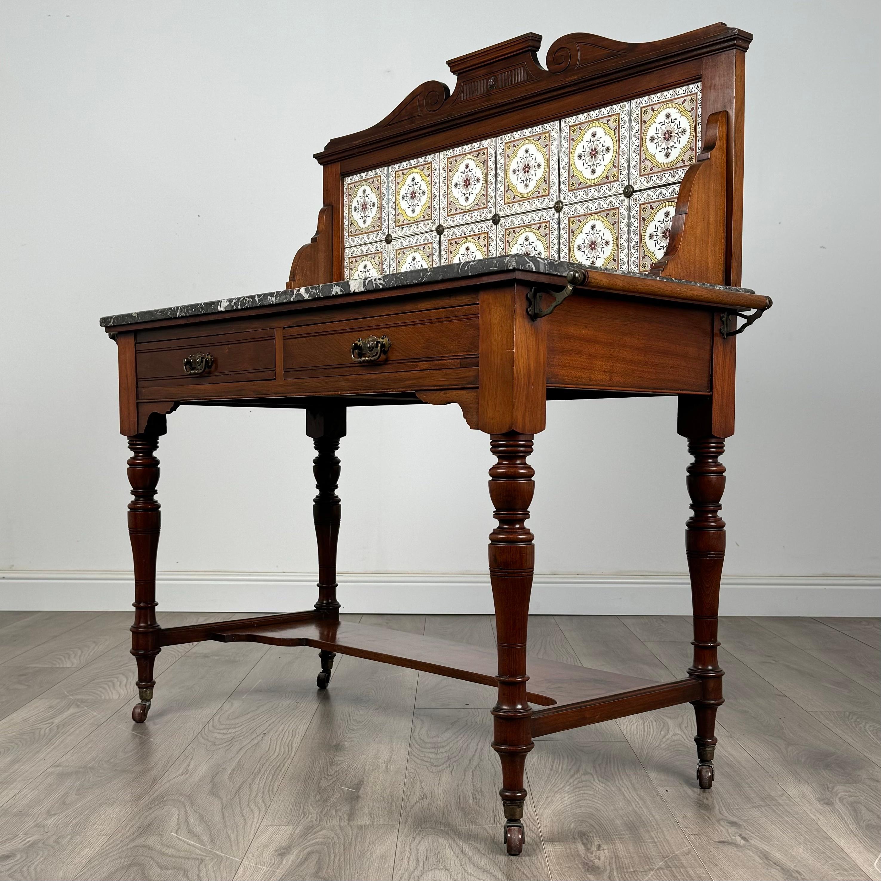 Victorien tardif Ancien lavabo en noyer de la fin du 19ème siècle avec dessus en marbre ( REF AF-3466 ) en vente