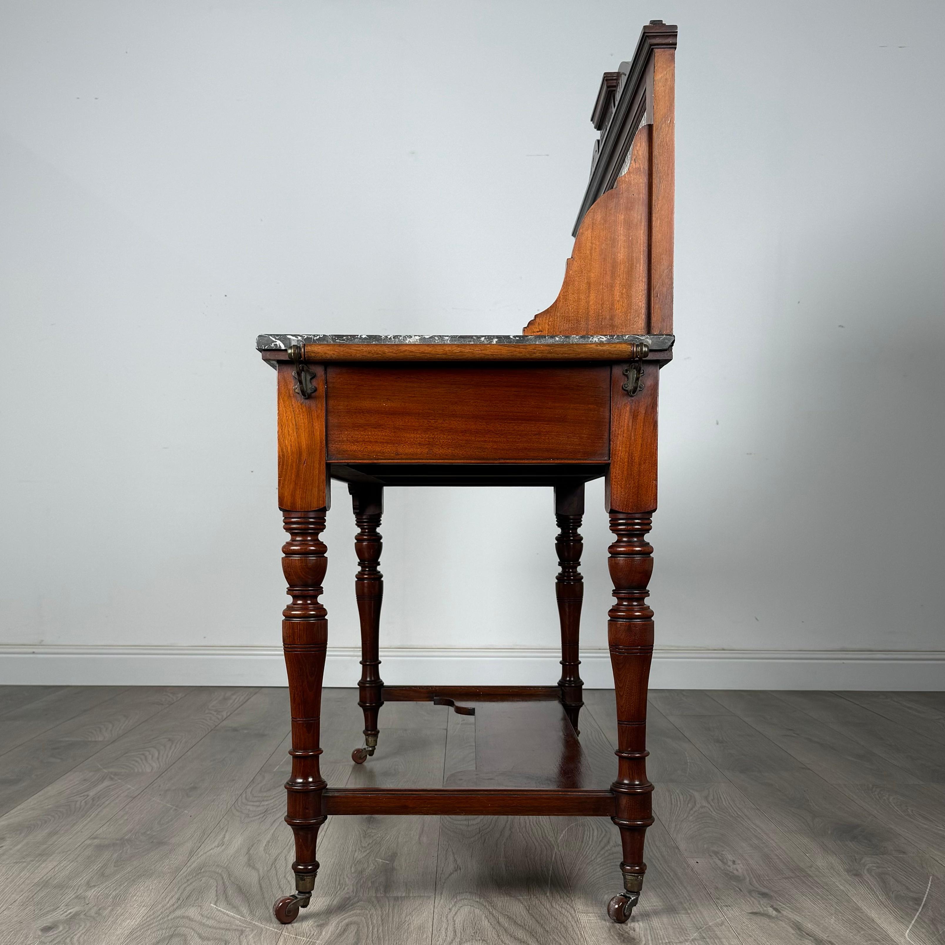 Anglais Ancien lavabo en noyer de la fin du 19ème siècle avec dessus en marbre ( REF AF-3466 ) en vente