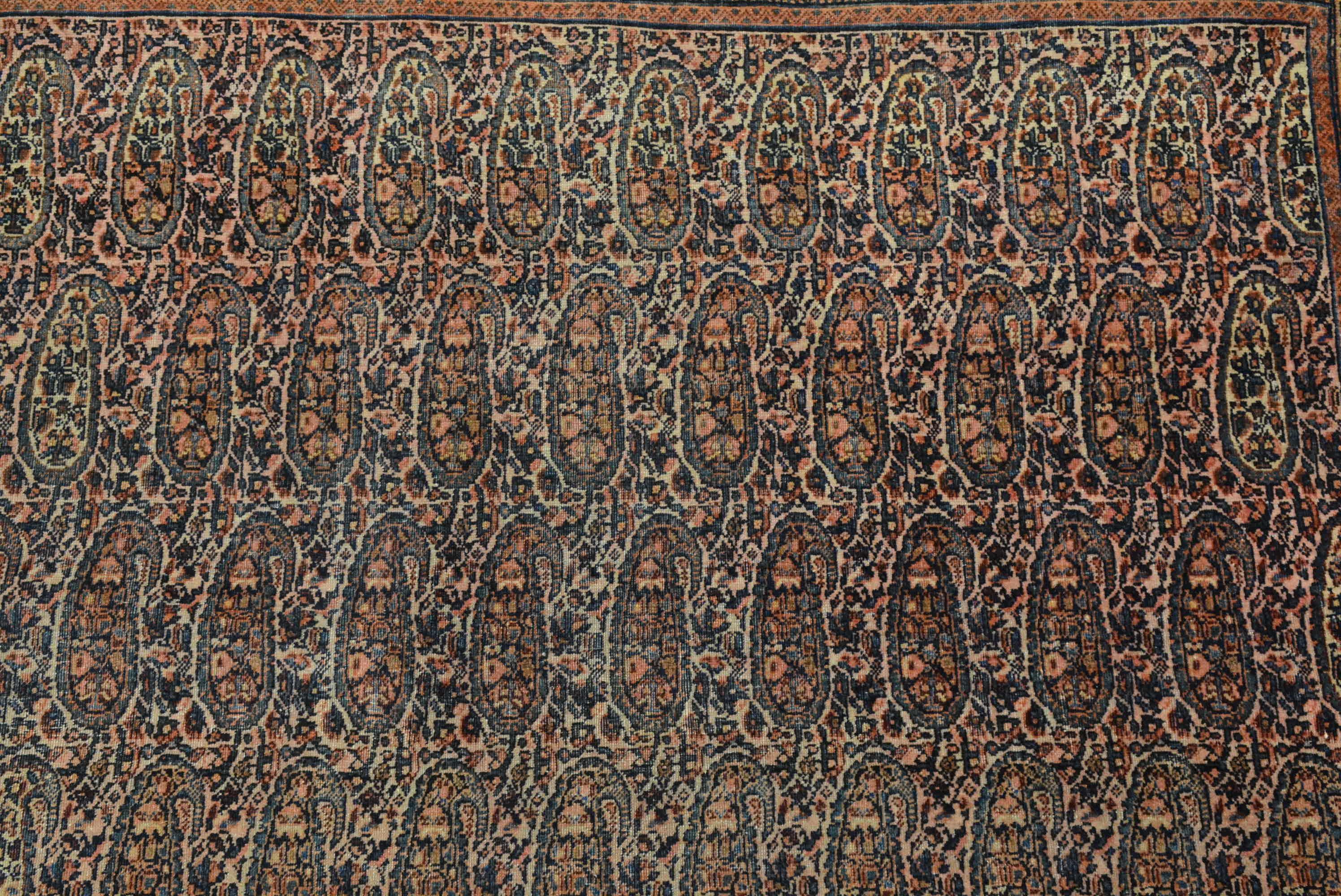 Die Provinz Arak in Nordpersien hat von allen persischen Provinzen die meisten großen Teppiche hervorgebracht. Benannt nach der Ebene von Fereghan, einem etwa 1200 Quadratkilometer großen Gebiet nordöstlich von Arak, haben Fereghan-Teppiche oft