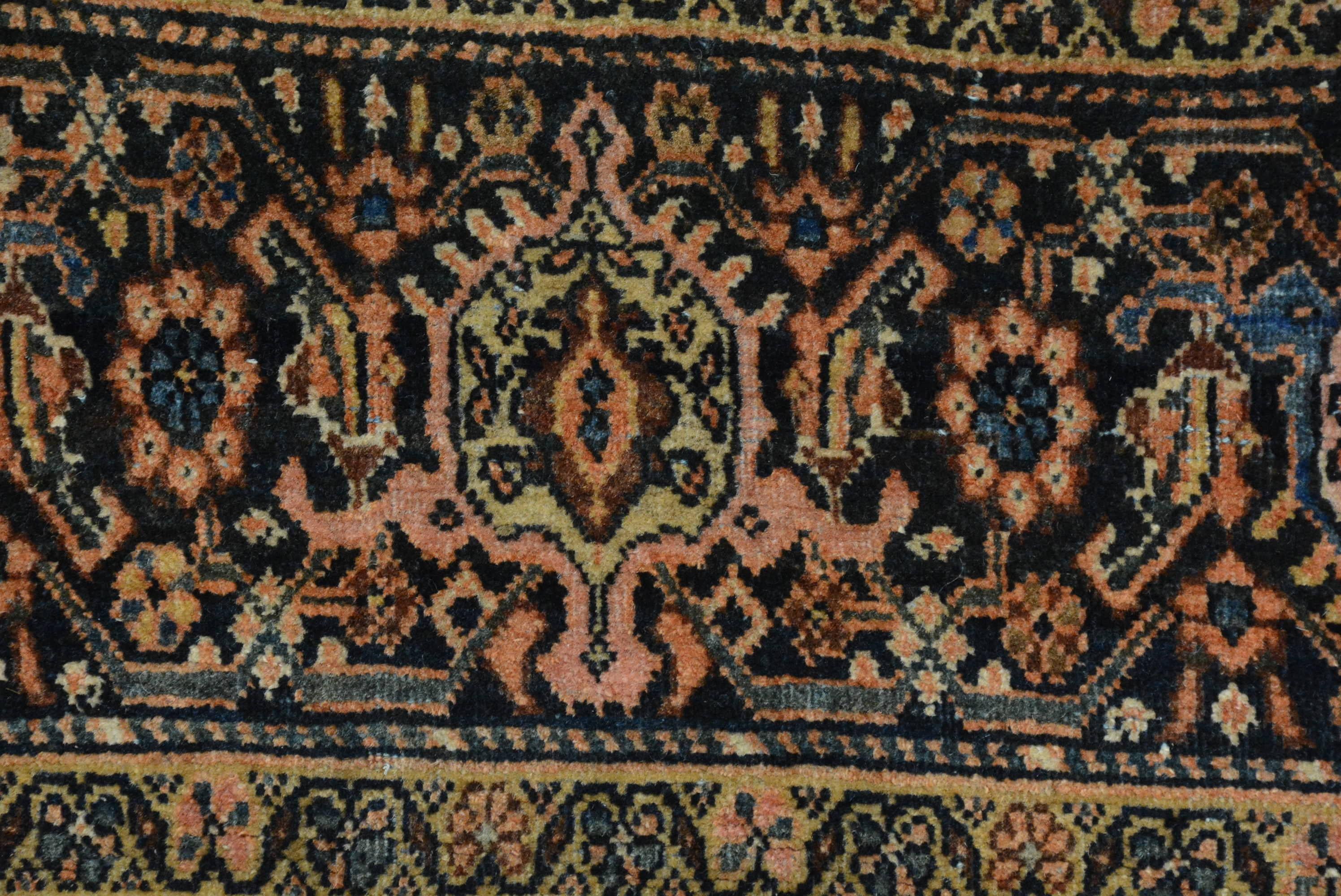 Antiker persischer Fereghan Sarouk-Teppich aus dem späten 19. im Zustand „Gut“ im Angebot in Closter, NJ