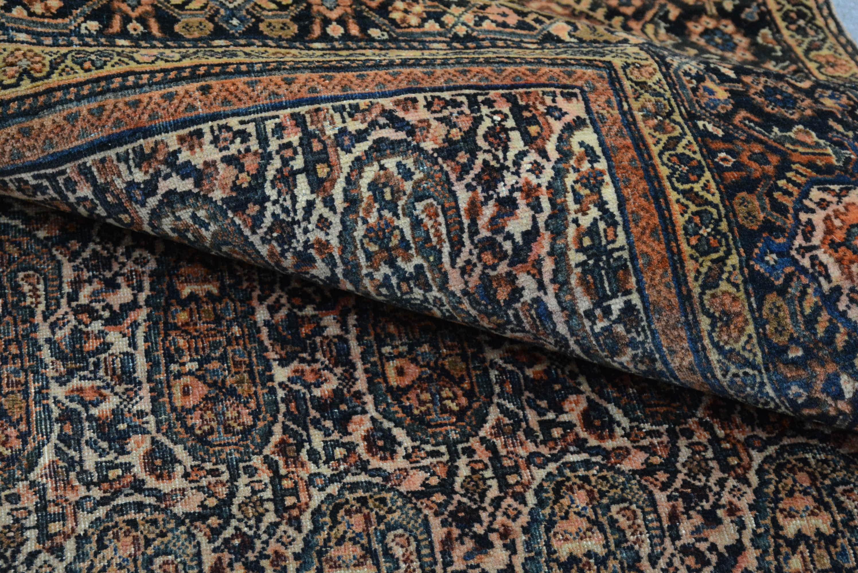 Antiker persischer Fereghan Sarouk-Teppich aus dem späten 19. (Wolle) im Angebot