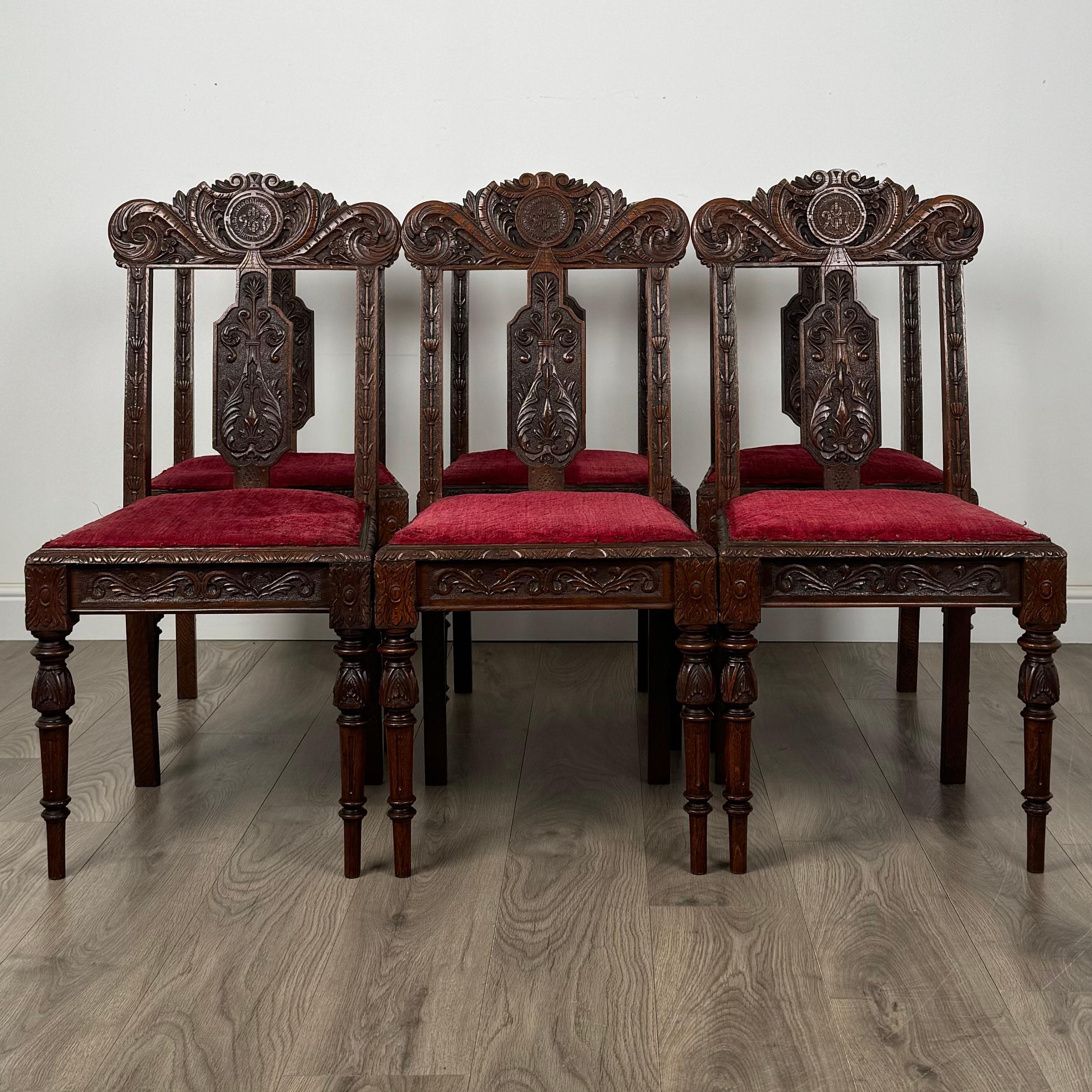 Un magnifico set di 6 sedie da pranzo della fine del XIX secolo, realizzate in Oak e caratterizzate da cornici pesantemente intagliate che mostrano una squisita attenzione ai dettagli. Ogni sedia poggia su gambe elegantemente tornite, che