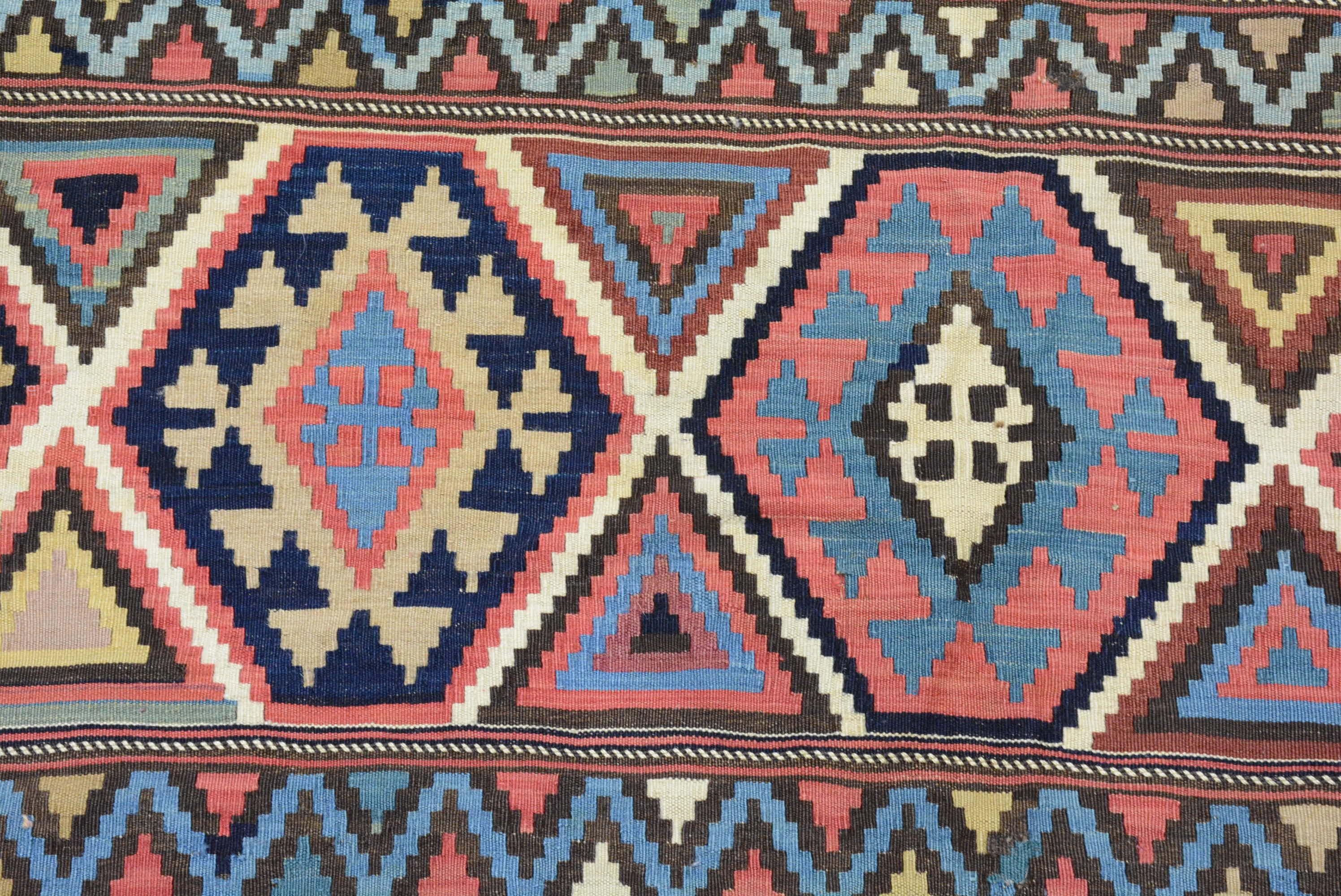 Antiker Schirwan-Kilim aus dem späten 19. (Stammeskunst) im Angebot