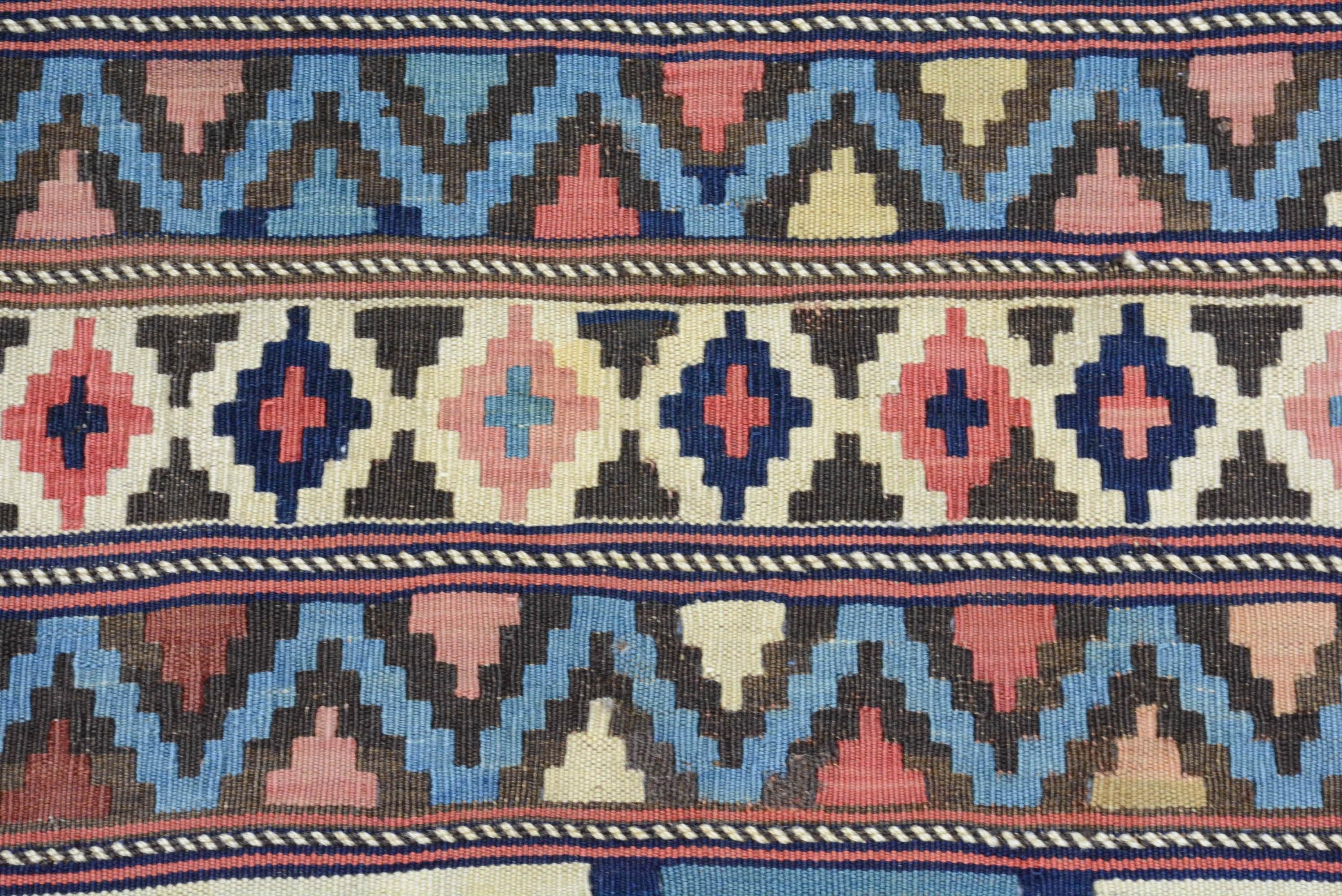 Antiker Schirwan-Kilim aus dem späten 19. (Pflanzlich gefärbt) im Angebot