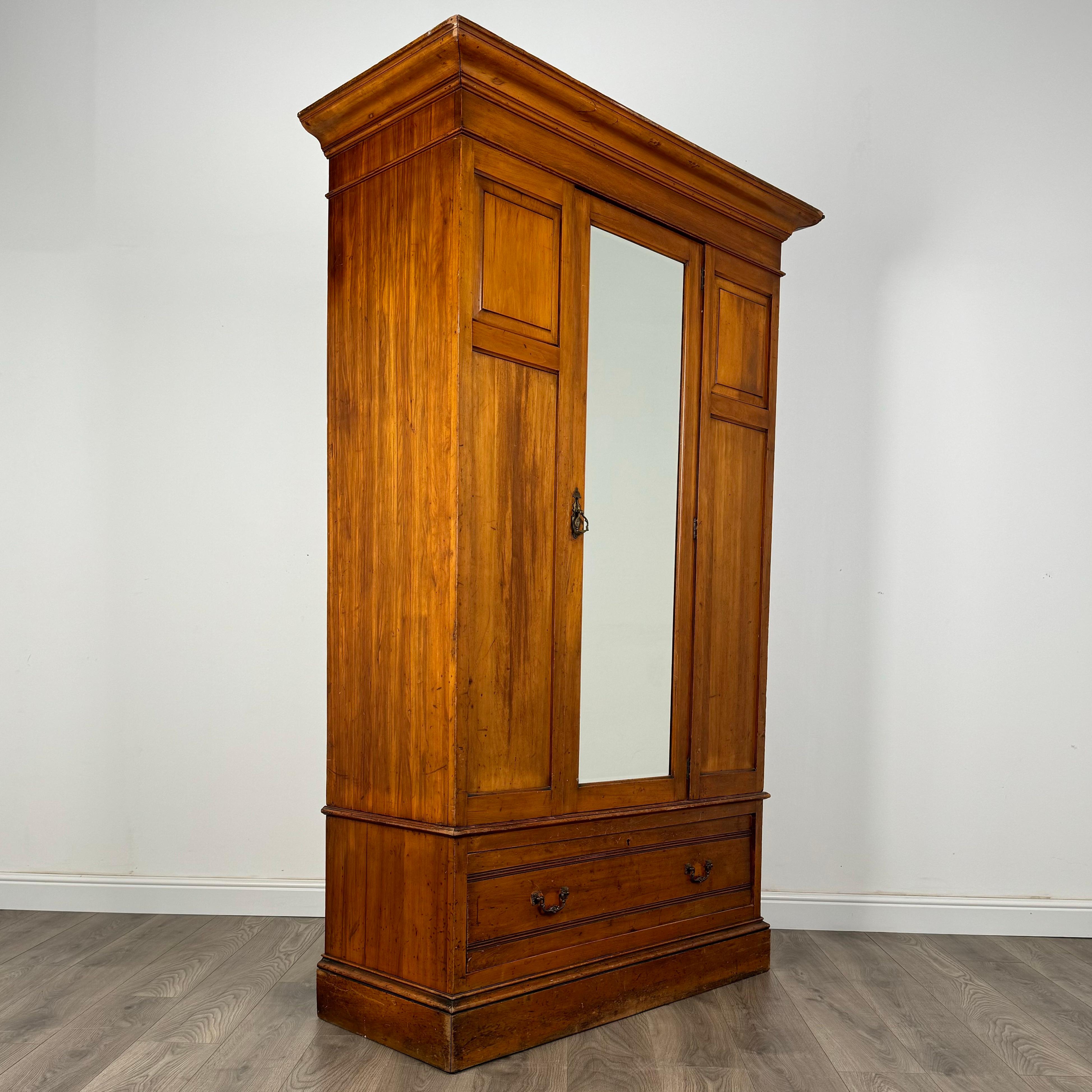 Armadio antico di fine Ottocento in noce satinato ( REF AFS-3357 ) in vendita 4