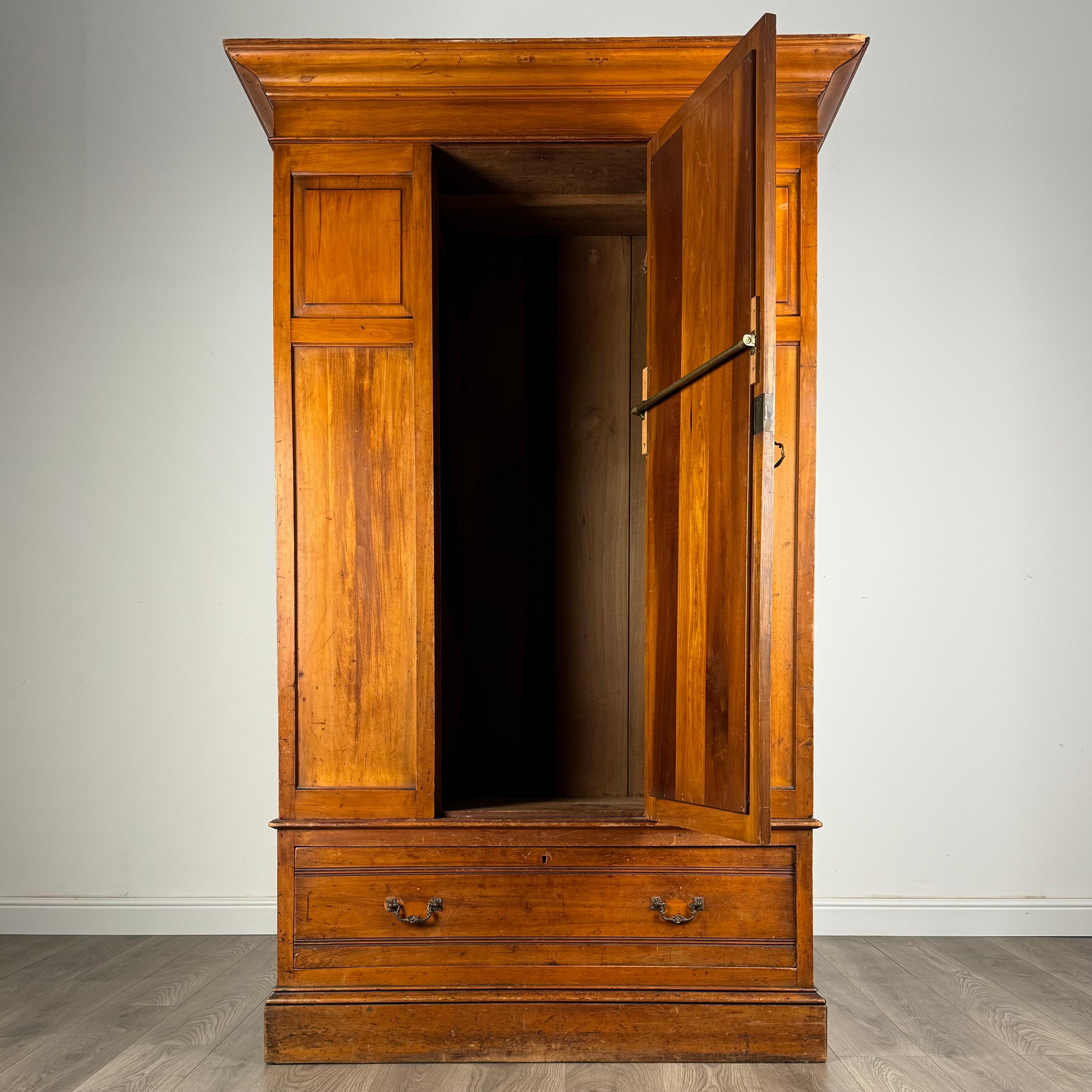 Elegia la tua camera da letto con l'eleganza senza tempo di questo antico armadio di fine Ottocento, realizzato in lussuoso noce satinato e di qualità eccezionale. Questo squisito pezzo fonde perfettamente la funzionalità con il fascino vintage,