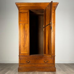 Antiker Kleiderschrank aus satiniertem Nussbaumholz aus dem späten 19. Jahrhundert ( REF AF-3357)