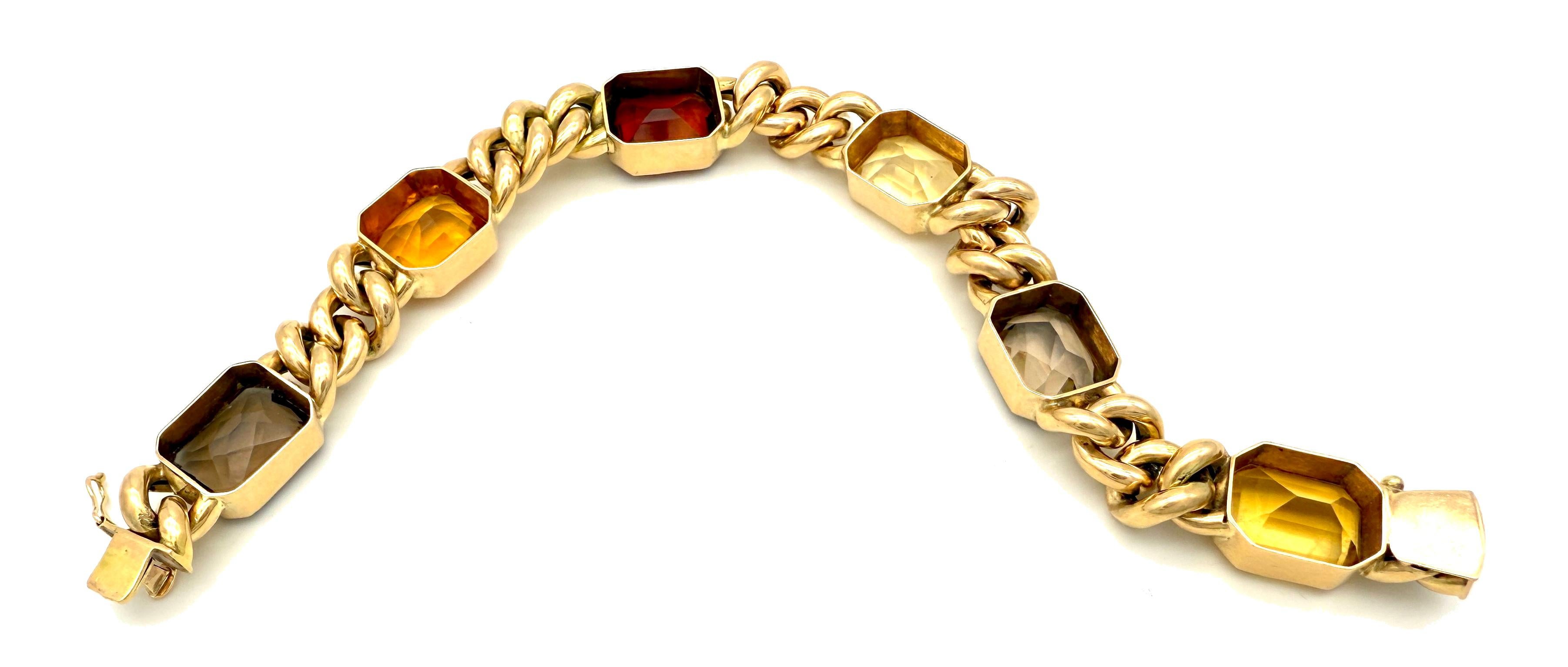 Ce bracelet en or ancien est serti de six citrines octogonales de différentes couleurs. Nous voyons deux sortes de jaune, deux sortes de brun, de l'orange et une citrine rouge foncé. Les pierres sont serties dans de profondes montures à dos
