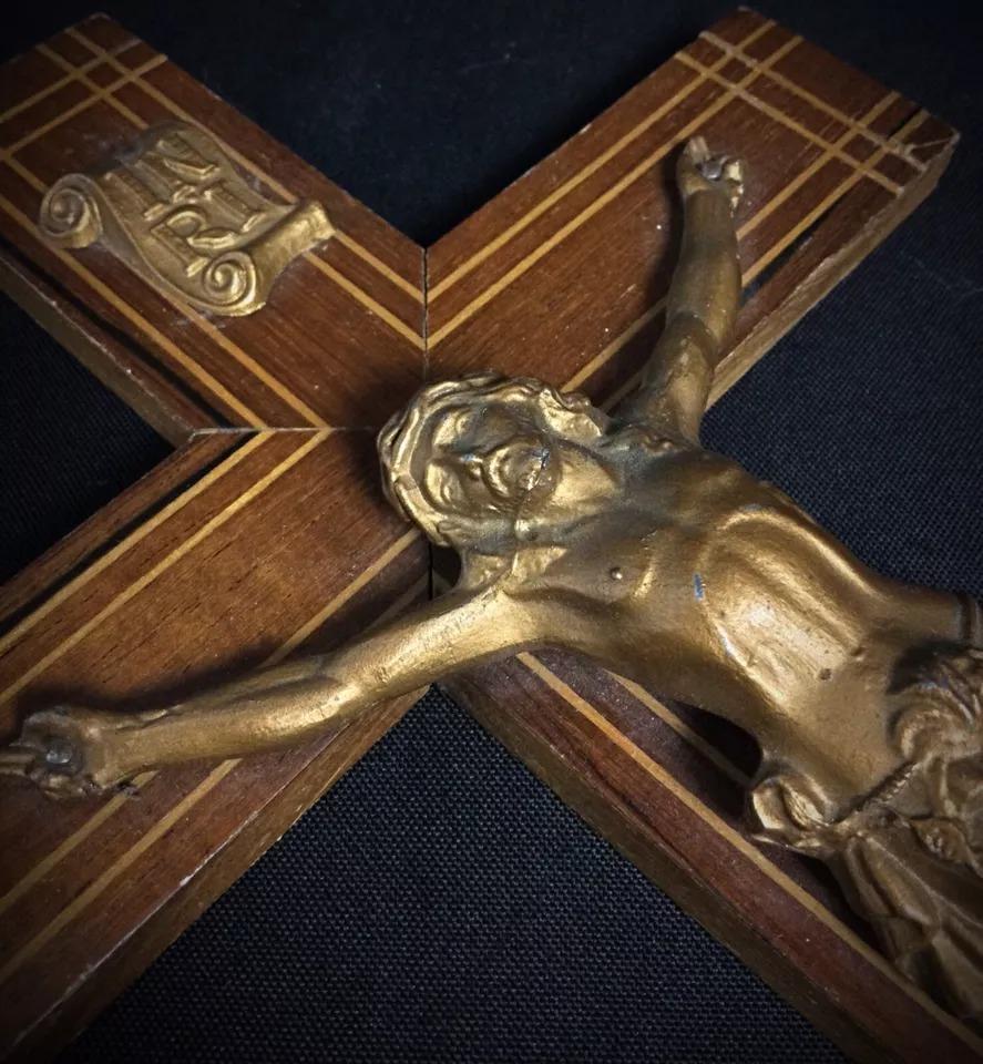 This beautiful crucifix from the late 20th century is crafted from wood with a spelter (regule) corpus, offering a striking representation of Christian religious symbolism. It makes for an excellent decorative or devotional piece for collectors of