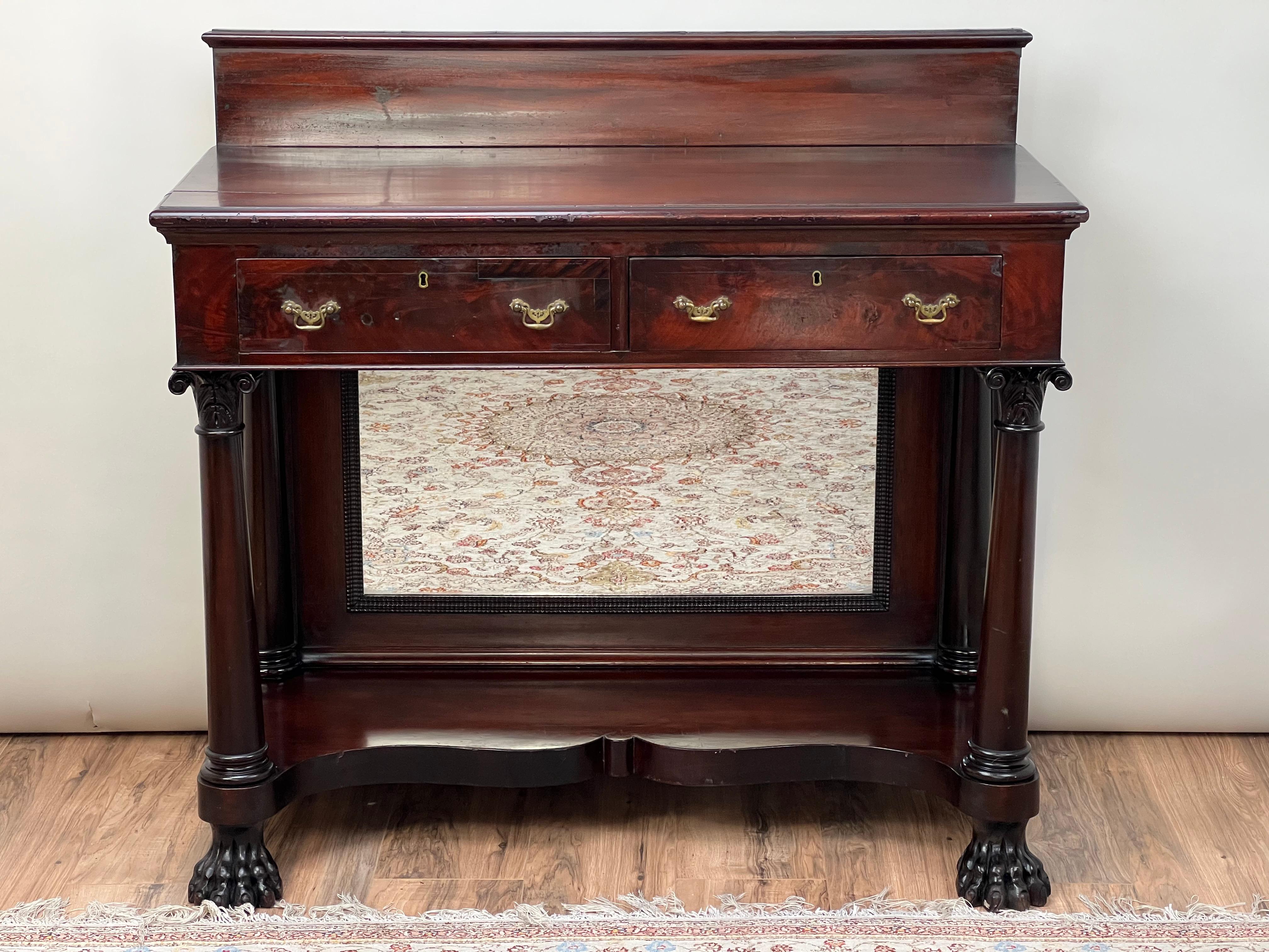 Cette table à piliers en acajou de la fin de la période fédérale, fabriquée vers 1840, illustre avec élégance les préférences esthétiques et l'habileté de l'artisanat de son époque. Dotée d'imposants pieds en forme de pattes, cette table illustre