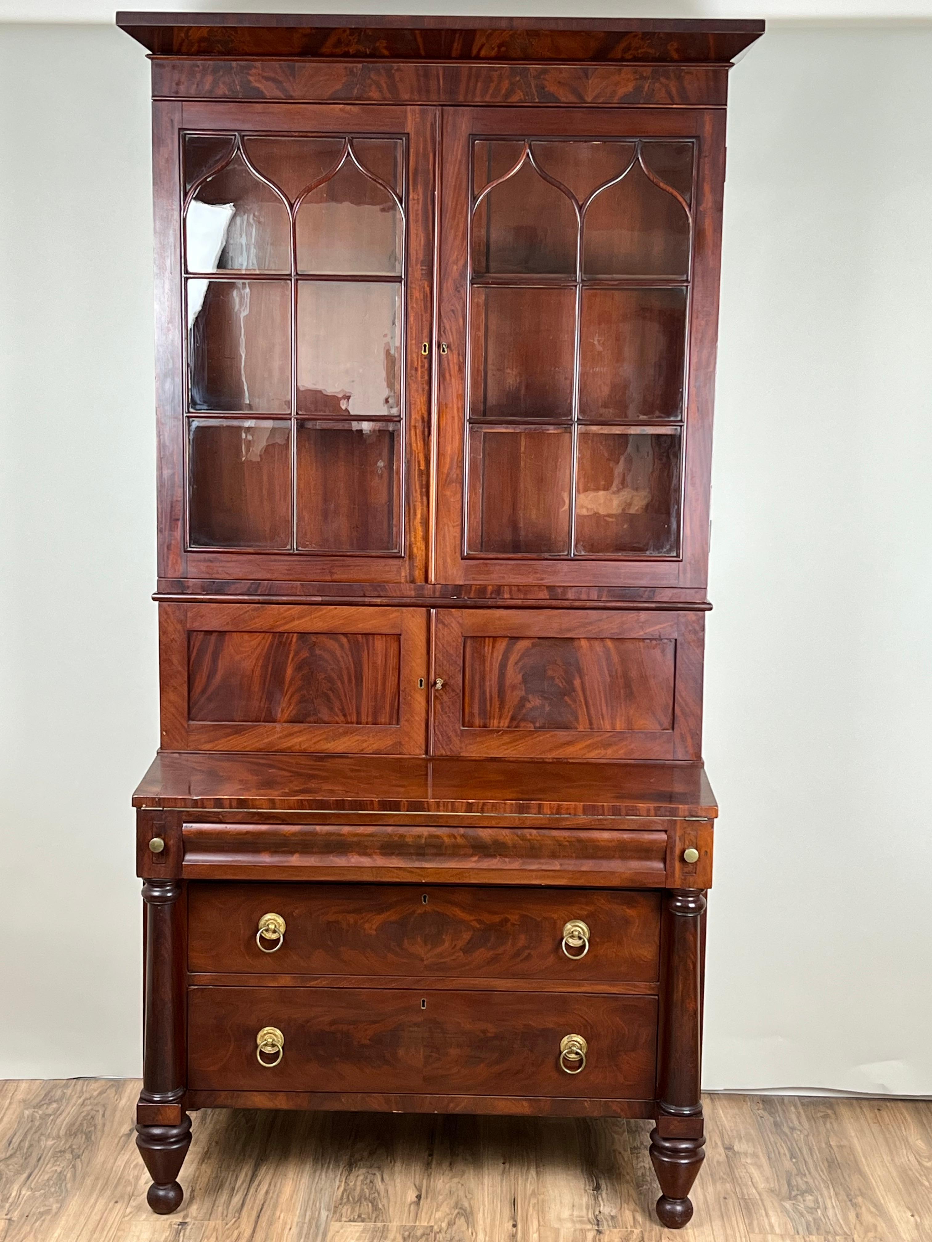 Esempio di artigianato tardo-federale, questa segretaria e libreria di piantagione in mogano risale alla fine degli anni Trenta del XIX secolo ed esemplifica la transizione verso l'estetica Impero che stava prendendo piede nel Sud americano. La