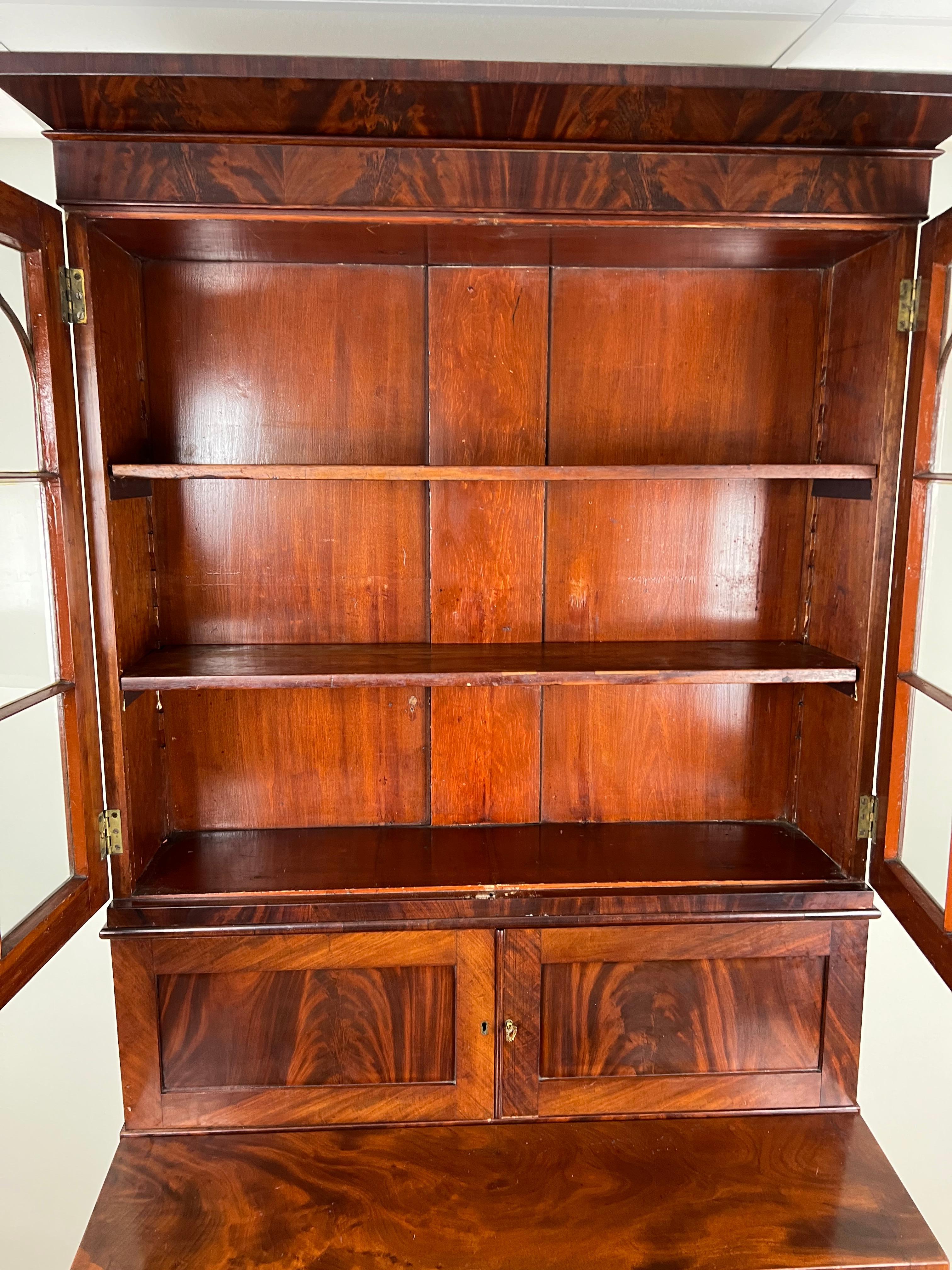 Metà XIX secolo Antica Libreria Plantation in mogano di epoca tardo-federale C.C. Fine anni '30 del XIX secolo in vendita