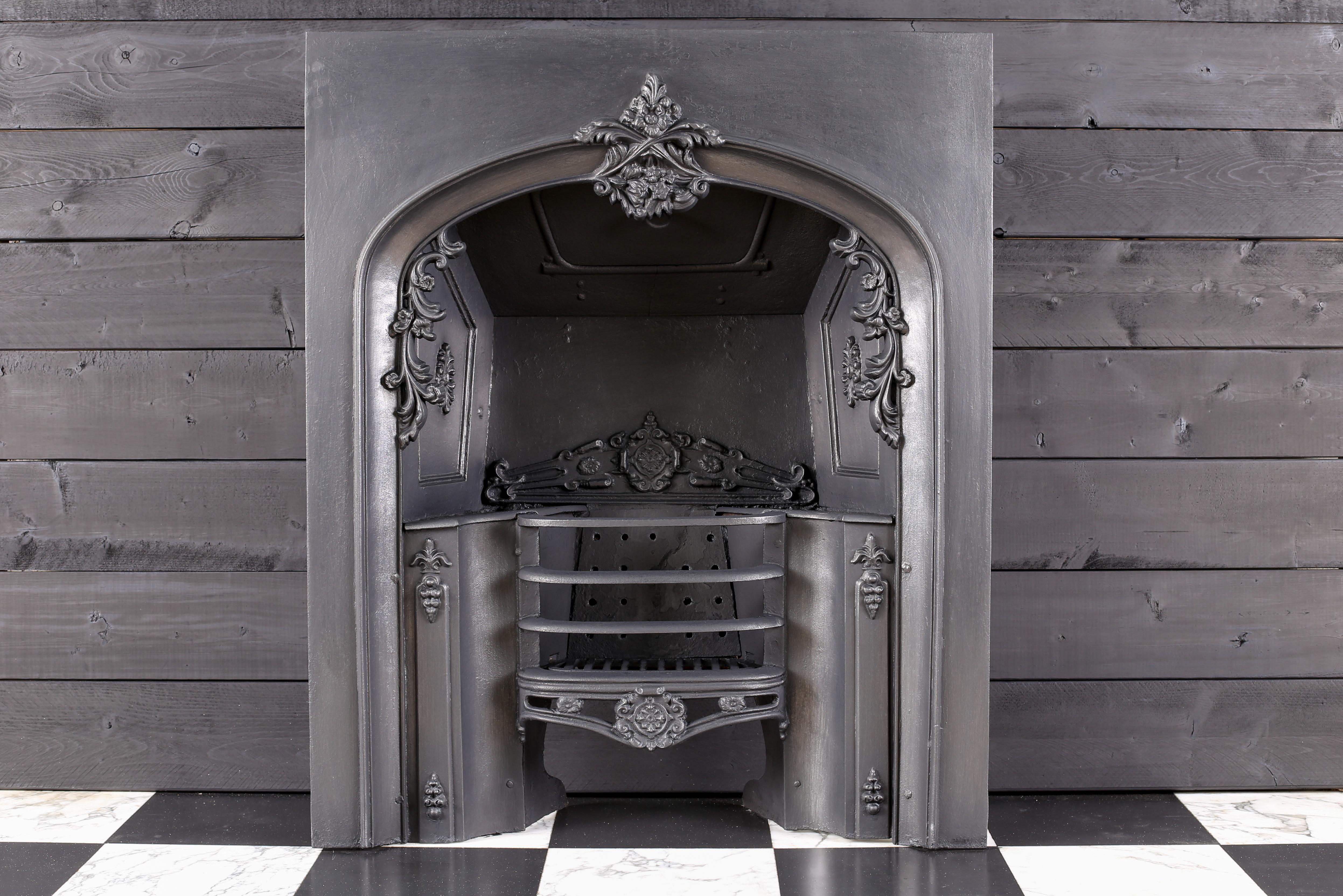 An attractive late Georgian early Victorian fire grate insert by Carron of Falkirk, Scotland, with very decorative detail around the opening and the integral hob grate, 19th century.

External Height: 36? – 92 cm
External Width: 30? – 76 cm.
 