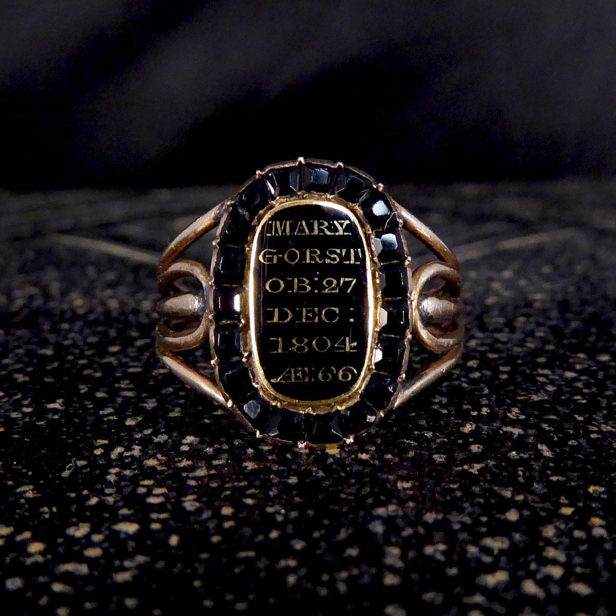 Antique Late Georgian Mourning Ring with Black Enamel and Garnet Surround Gold In Good Condition In Yorkshire, West Yorkshire