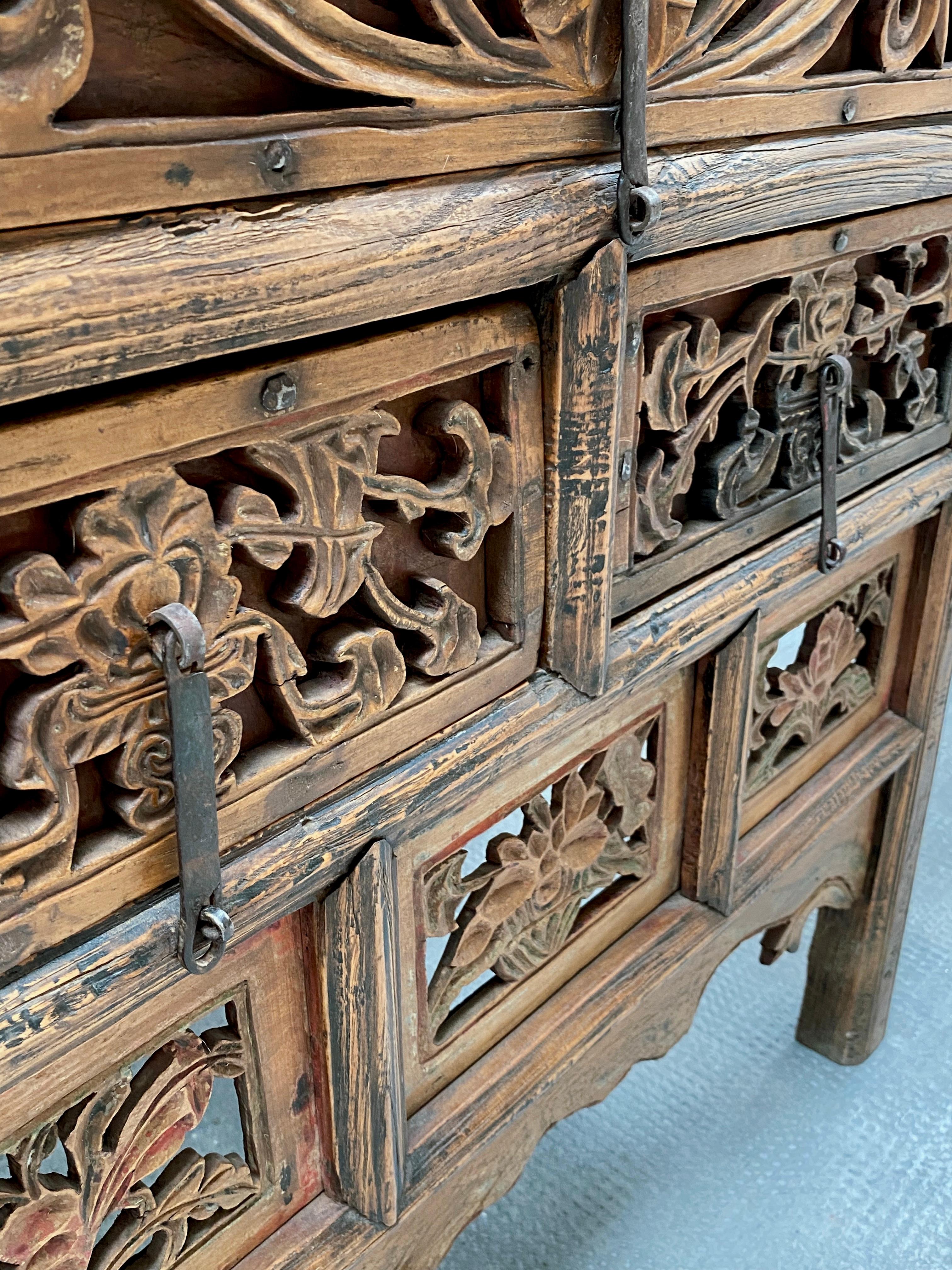 ANTIQUE LATE QING DYNASTY BUTTERFLY CHESTRE IN ELM WOOD CON CASSETTI in vendita 2
