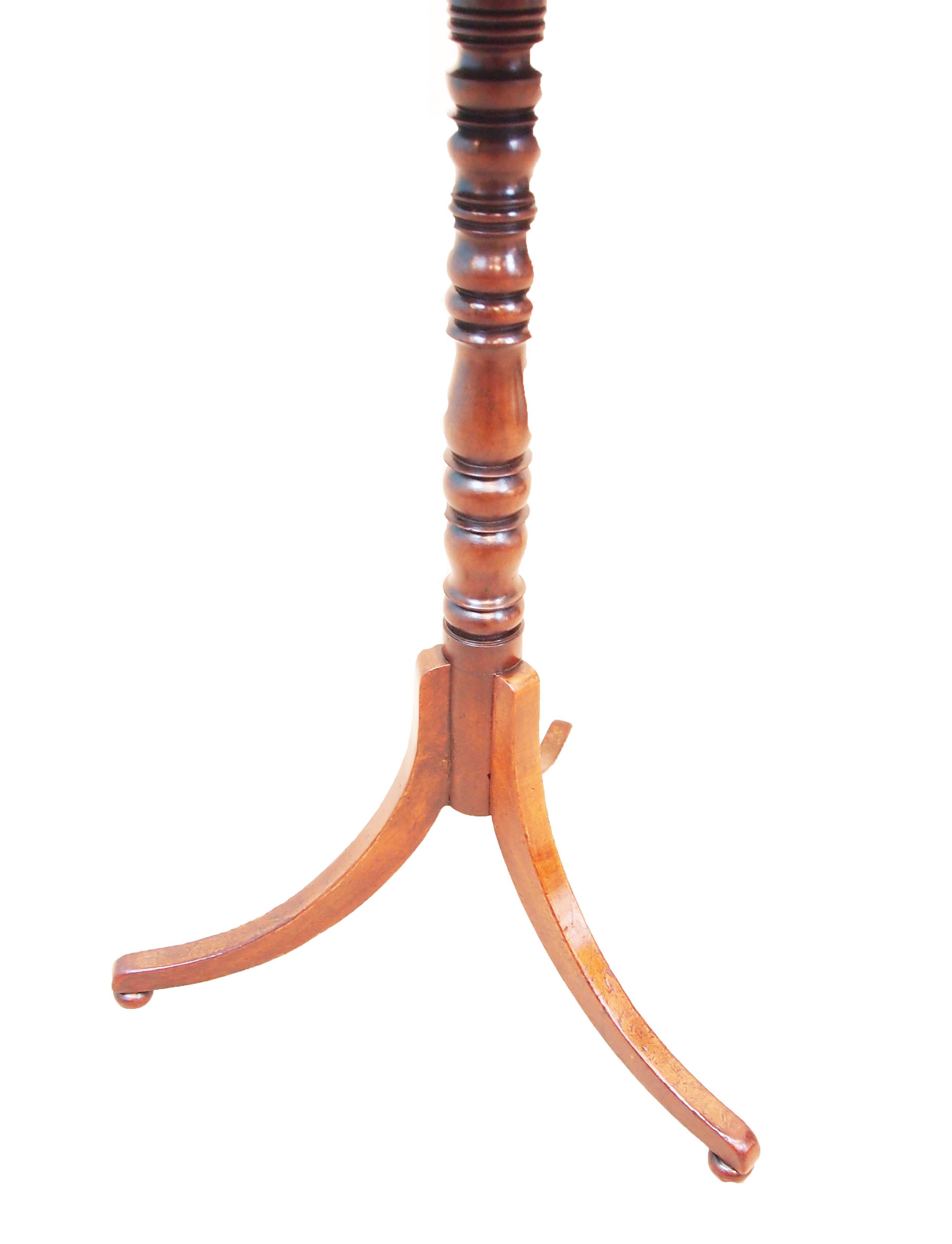 A Charming Regency Period Walnut And Elm
Occasional Lamp, Or Wine, Table Having 
Superbly Figured And Crossbanded Top 
Raised On Turned Central Column And 
Elegant Tripod Legs

(This useful little regency period occasional table
would serve
