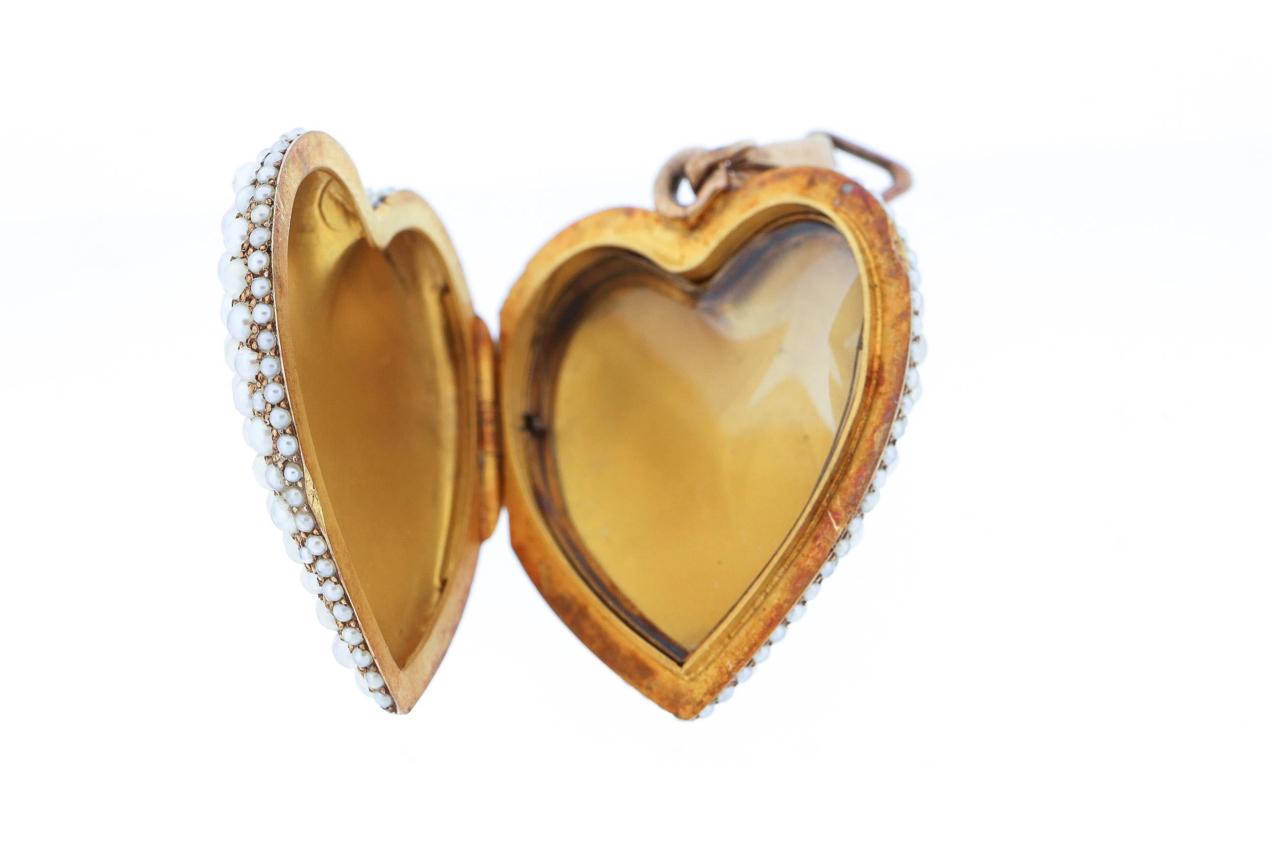 Antique Late Victorian 14 Karat Yellow Gold Seed Pearl Heart Locket In Good Condition In New York, NY