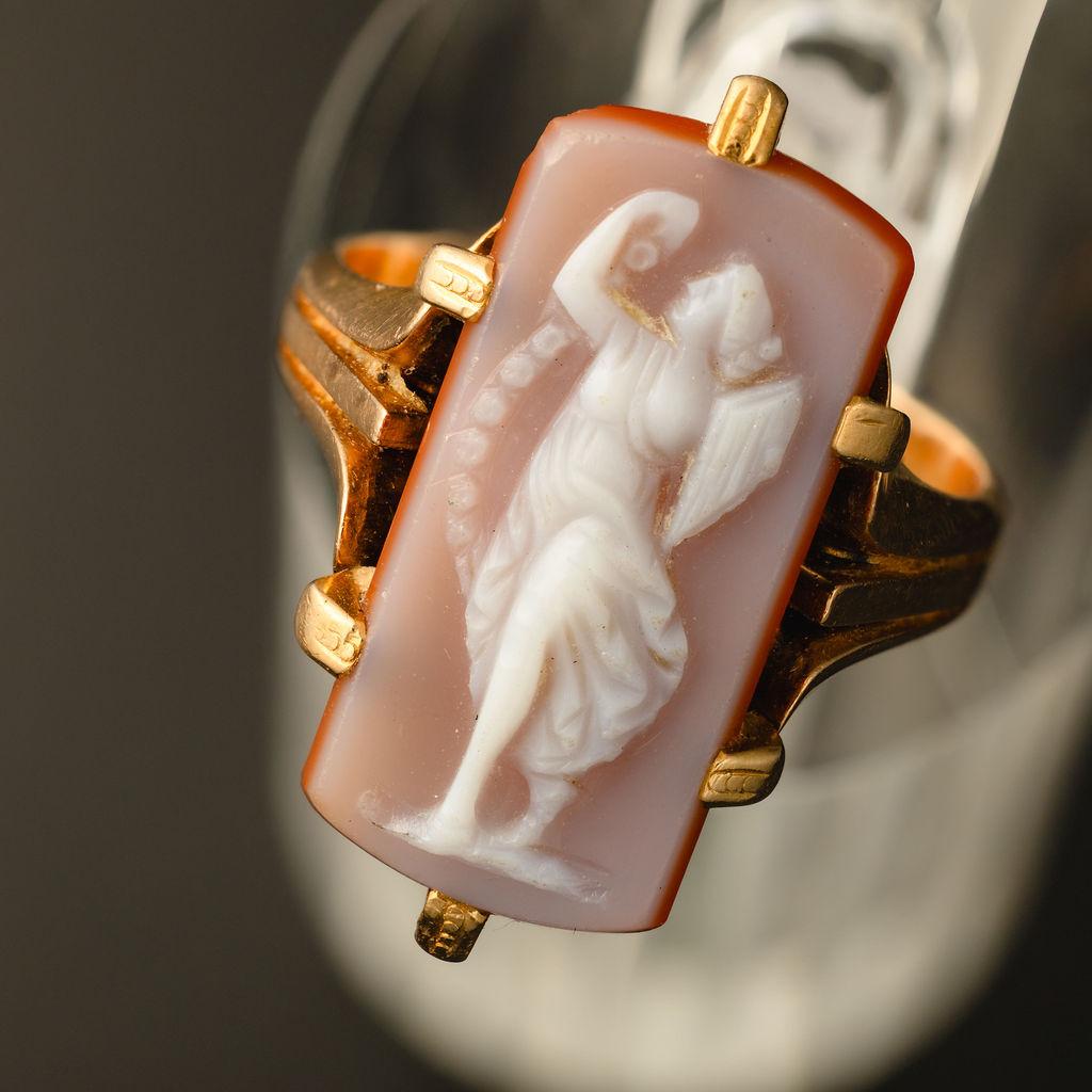 MATERIAL : Or jaune 14k
Pierre précieuse : Camée en coquillage
Poids : 5,7 grammes
Taille : 6 
Dimensions : 22,6 x 12,1 mm : 22,6 x 12,1 mm
Bague antique de la fin de l'époque victorienne représentant une déesse grecque en or jaune 14k.