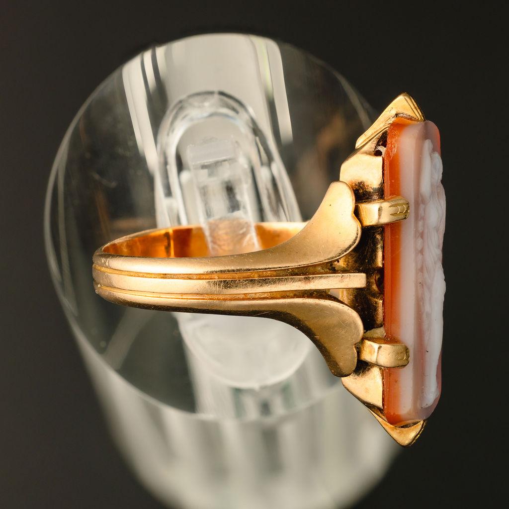 Bague ancienne en or jaune 14k avec camée en forme de coquillage/déesse grecque Bon état - En vente à Bernardsville, NJ