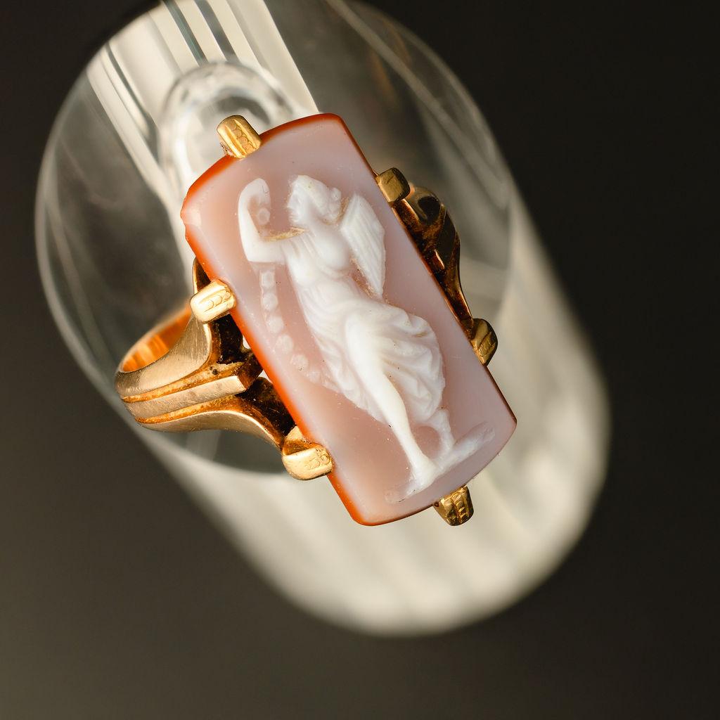Bague ancienne en or jaune 14k avec camée en forme de coquillage/déesse grecque en vente 1