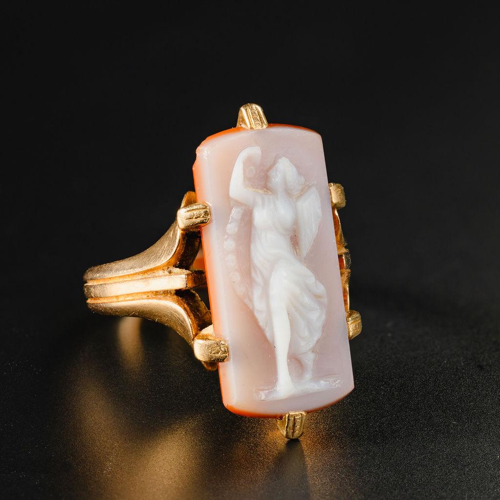 Bague ancienne en or jaune 14k avec camée en forme de coquillage/déesse grecque en vente 2