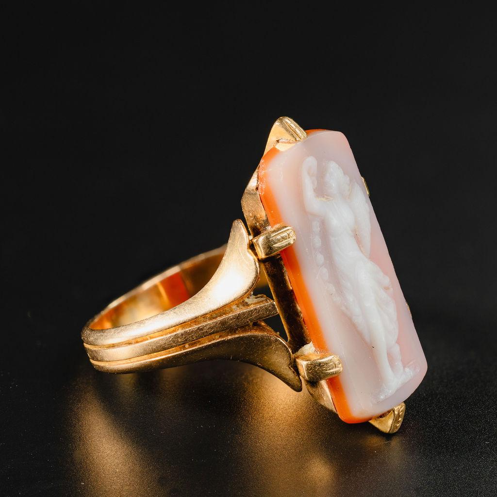 Bague ancienne en or jaune 14k avec camée en forme de coquillage/déesse grecque en vente 3