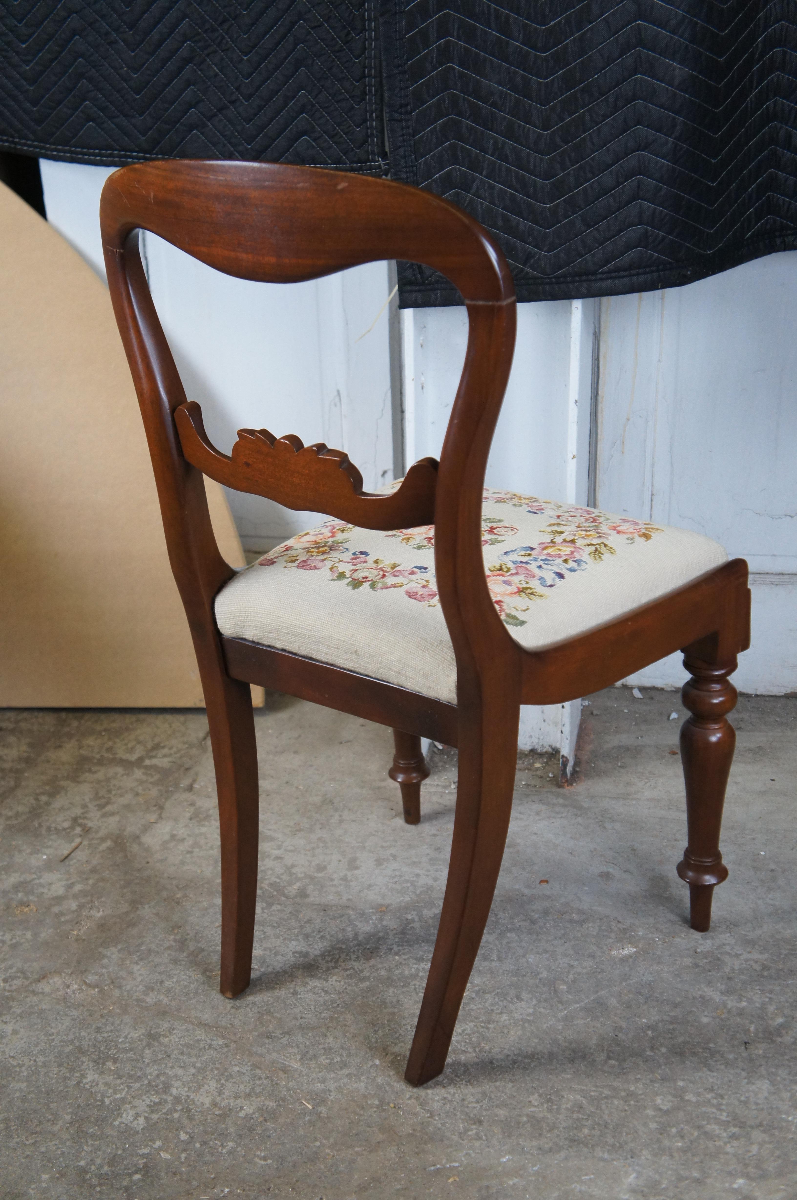 Antigua Silla Lateral Victoriana de Caoba con Respaldo Globo Asiento Rosa de Punto de Aguja en venta 3