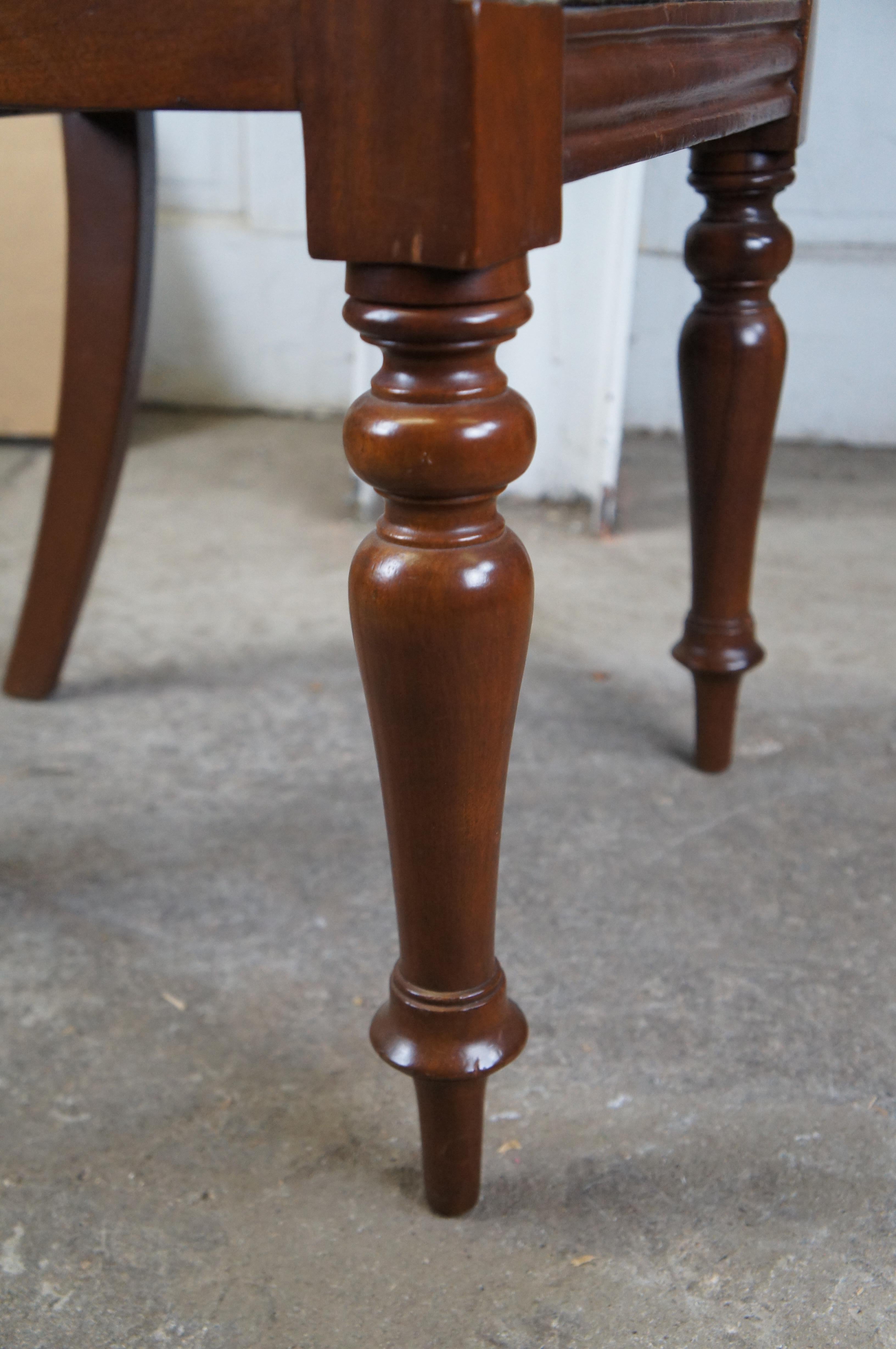 Antigua Silla Lateral Victoriana de Caoba con Respaldo Globo Asiento Rosa de Punto de Aguja en venta 4
