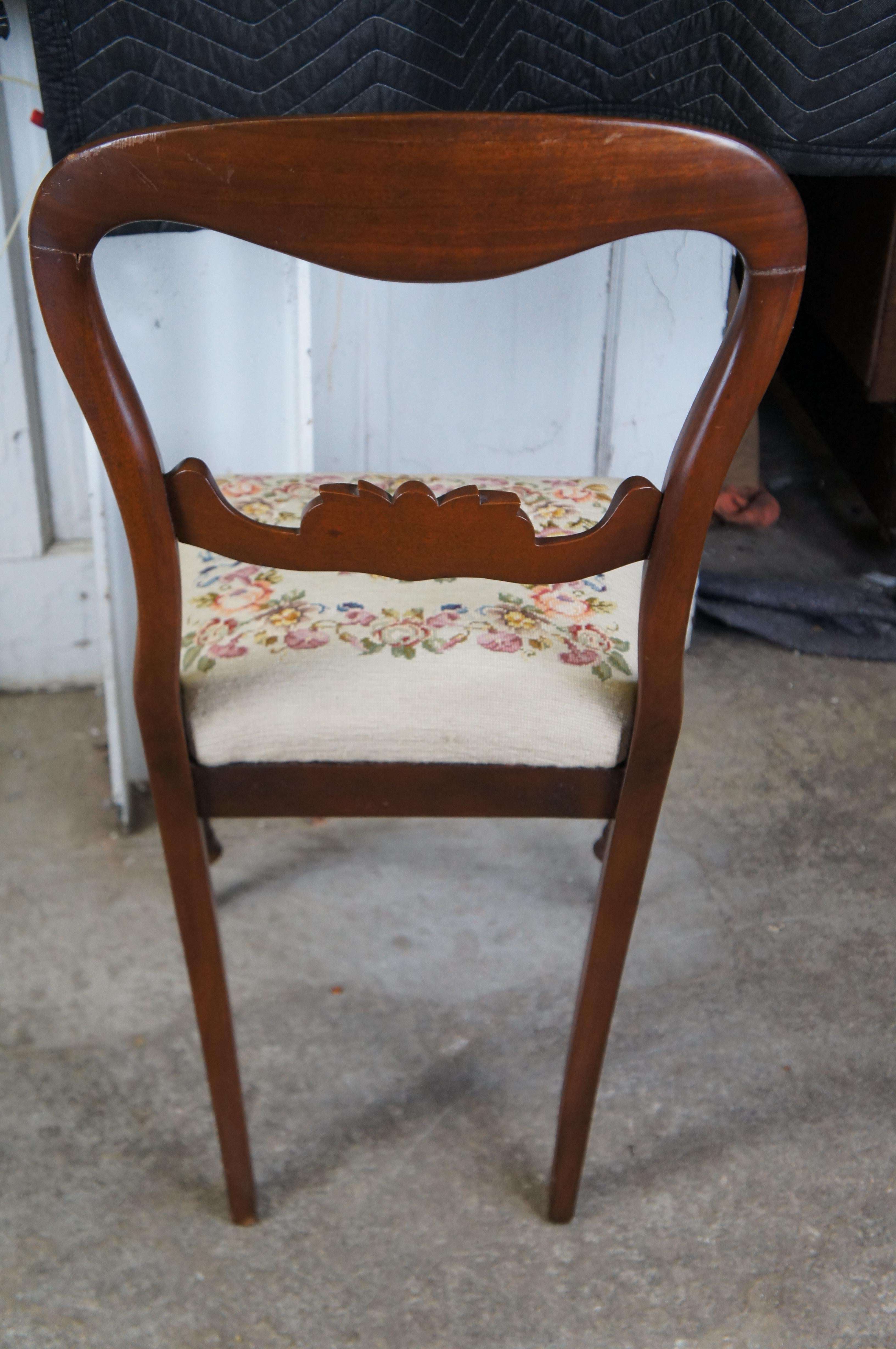 Antigua Silla Lateral Victoriana de Caoba con Respaldo Globo Asiento Rosa de Punto de Aguja en venta 6