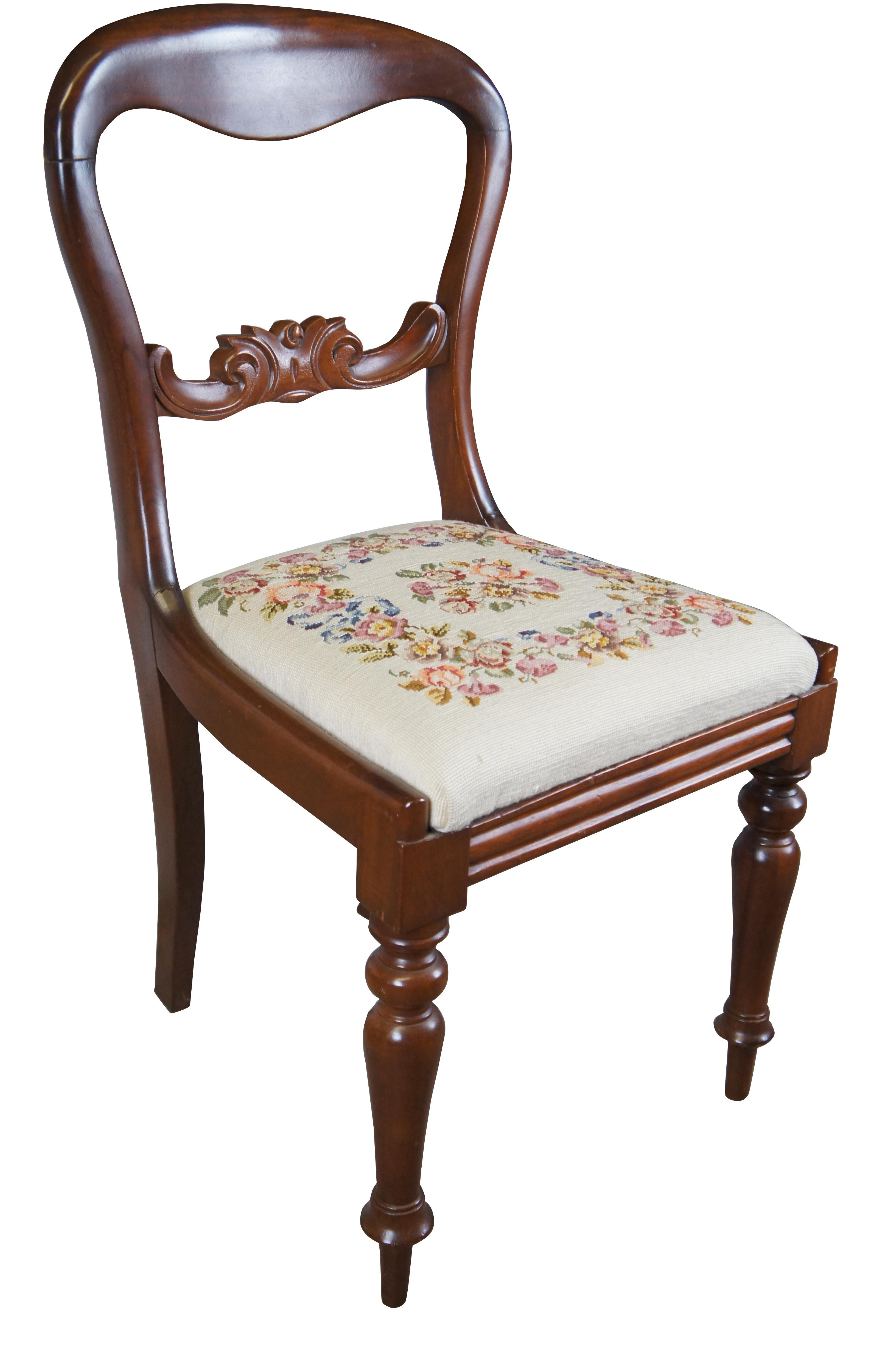 Silla auxiliar antigua de caoba de finales de la época victoriana, hacia 1900. Presenta un respaldo en forma de globo con soporte en forma de C sobre un asiento bordado en punto de aguja. La silla se apoya en patas torneadas con pies de