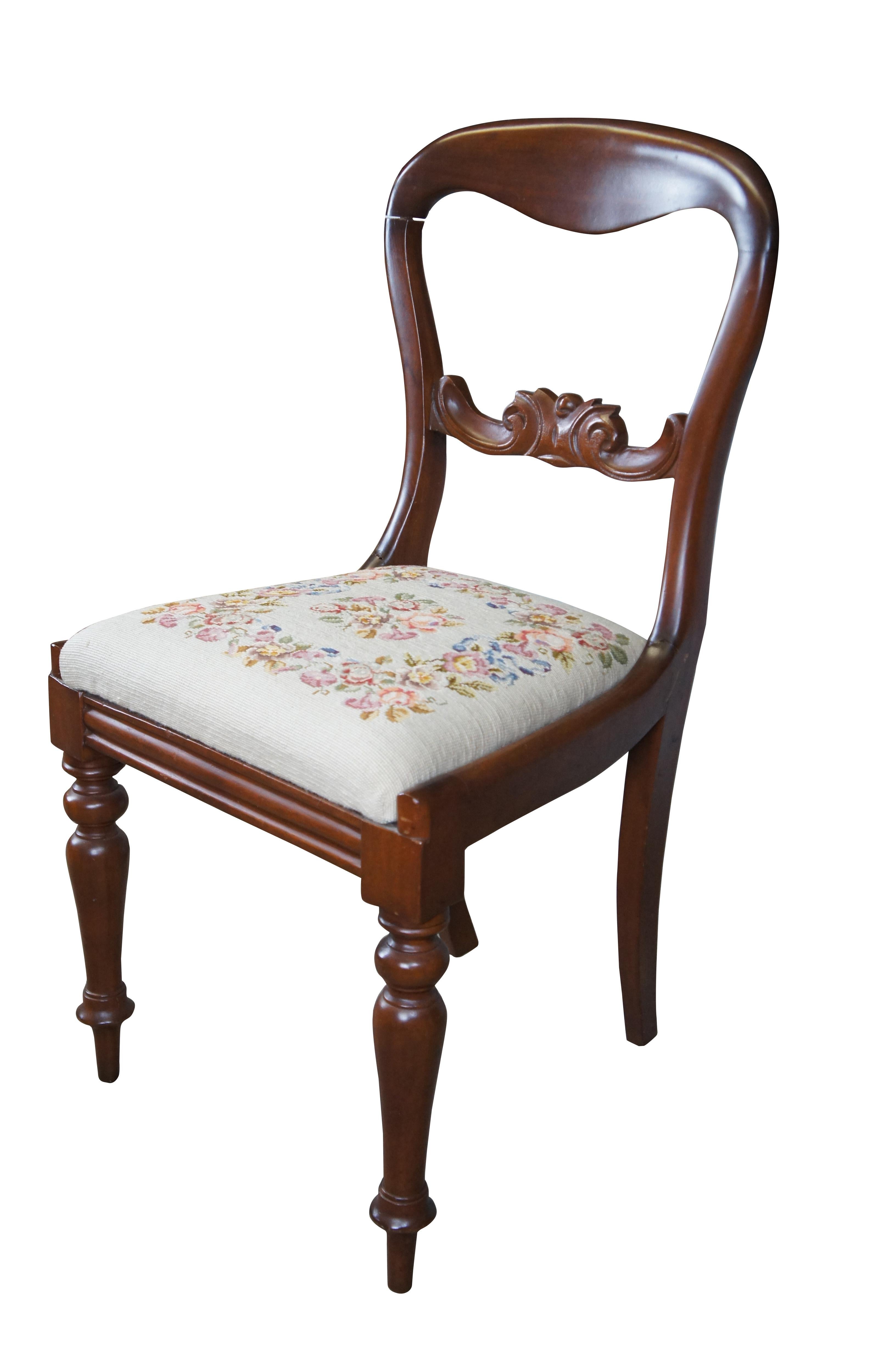 Antigua Silla Lateral Victoriana de Caoba con Respaldo Globo Asiento Rosa de Punto de Aguja Victoriano en venta