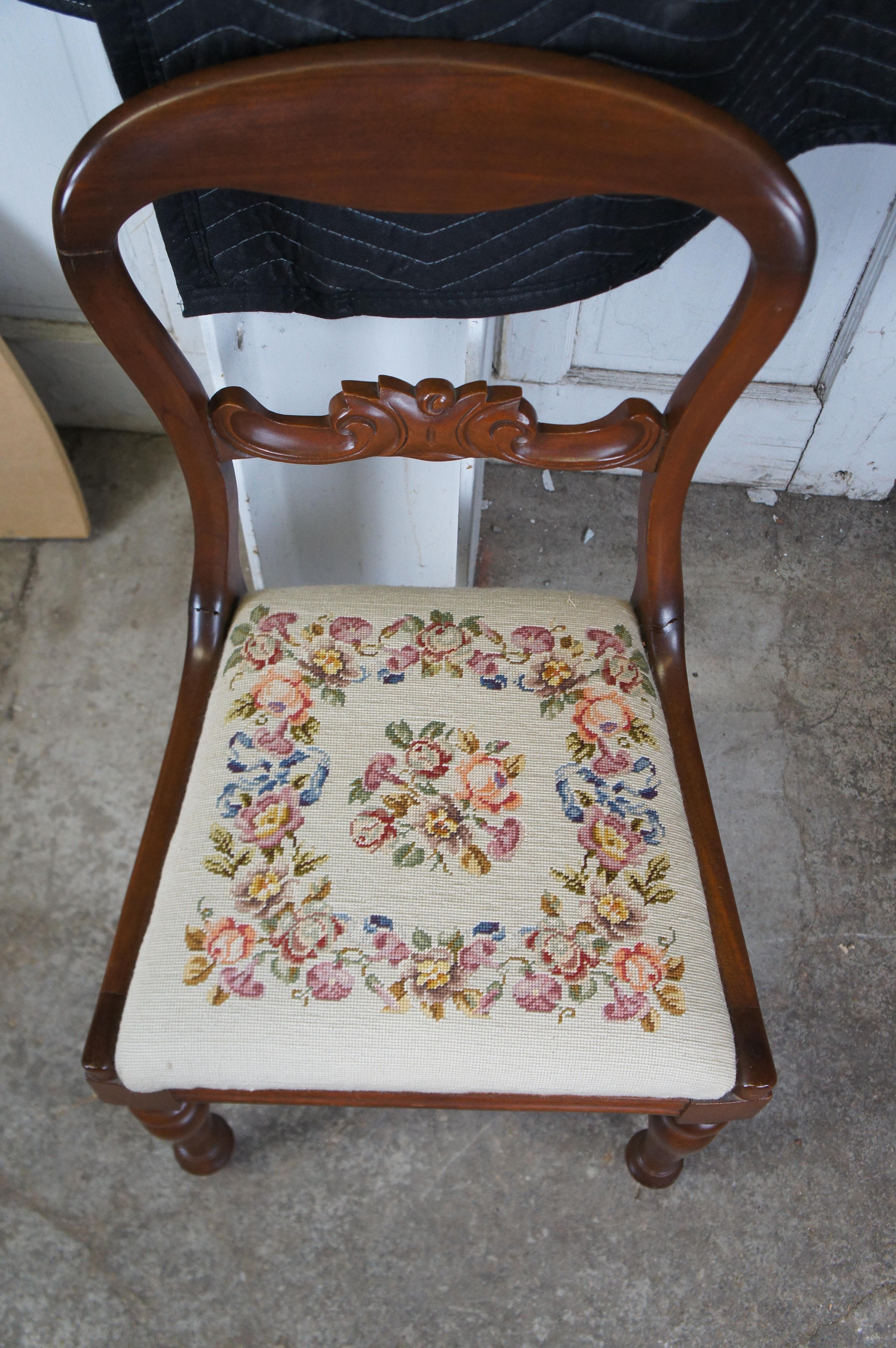Antigua Silla Lateral Victoriana de Caoba con Respaldo Globo Asiento Rosa de Punto de Aguja Estadounidense en venta