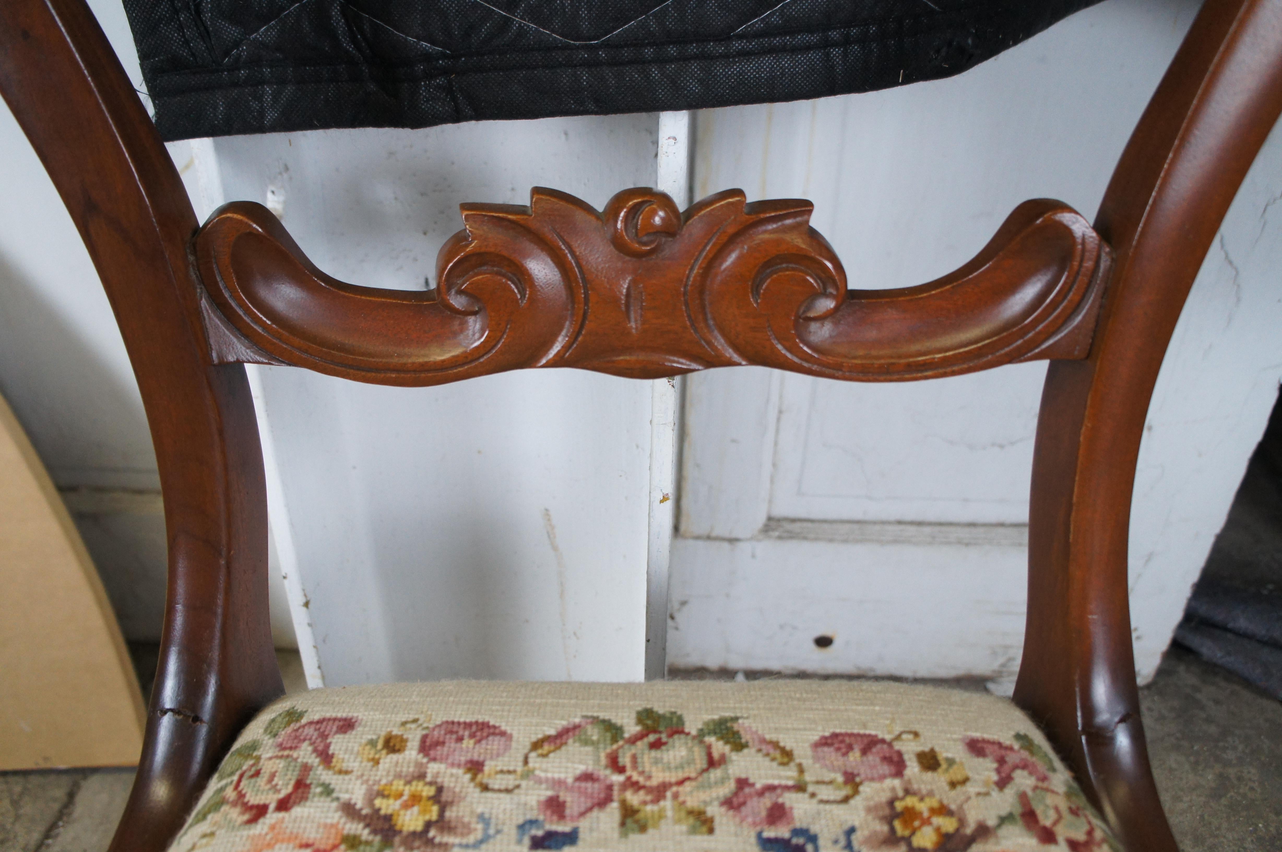 Antigua Silla Lateral Victoriana de Caoba con Respaldo Globo Asiento Rosa de Punto de Aguja Tapiz en venta