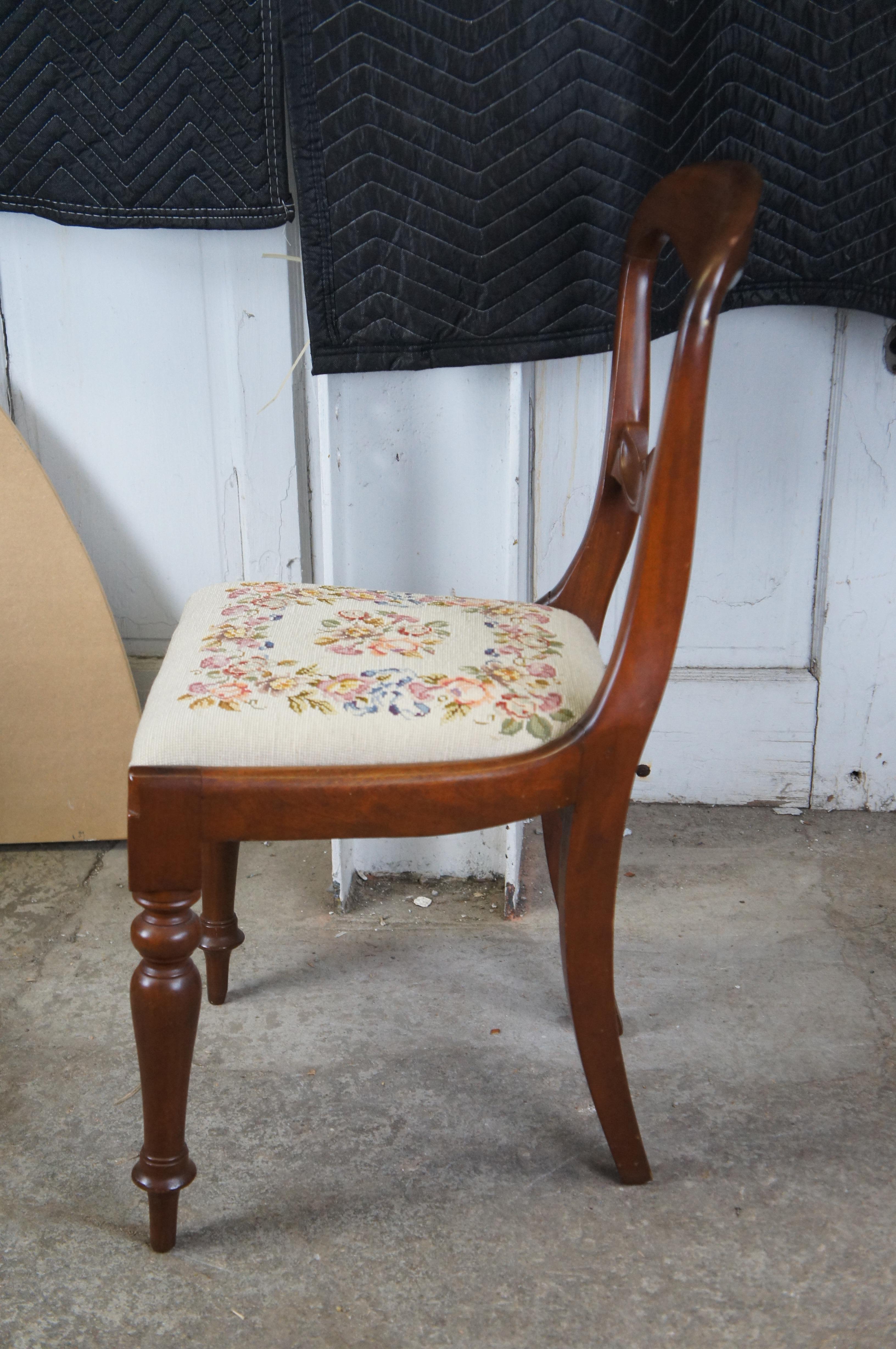 Antigua Silla Lateral Victoriana de Caoba con Respaldo Globo Asiento Rosa de Punto de Aguja en venta 1