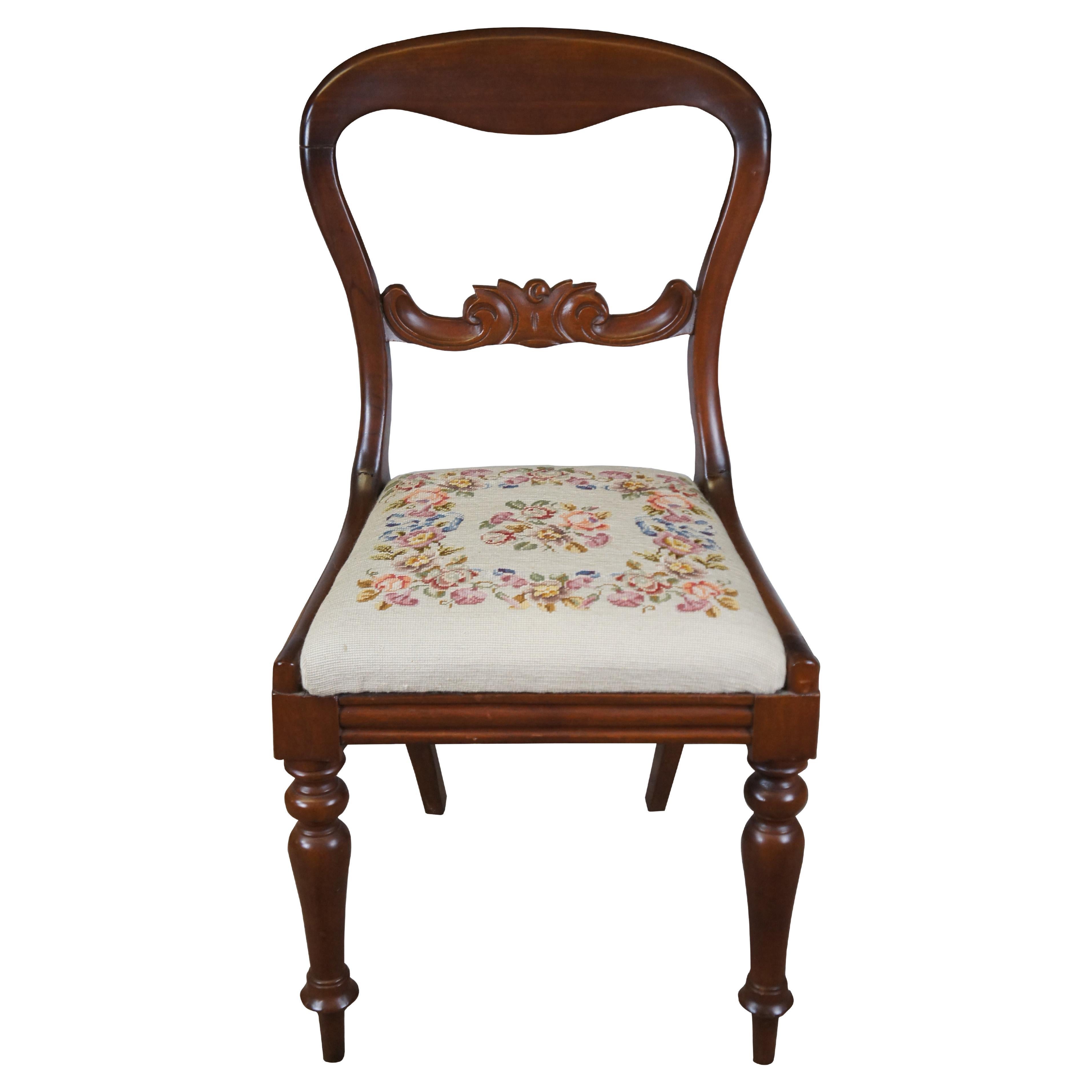 Antigua Silla Lateral Victoriana de Caoba con Respaldo Globo Asiento Rosa de Punto de Aguja en venta