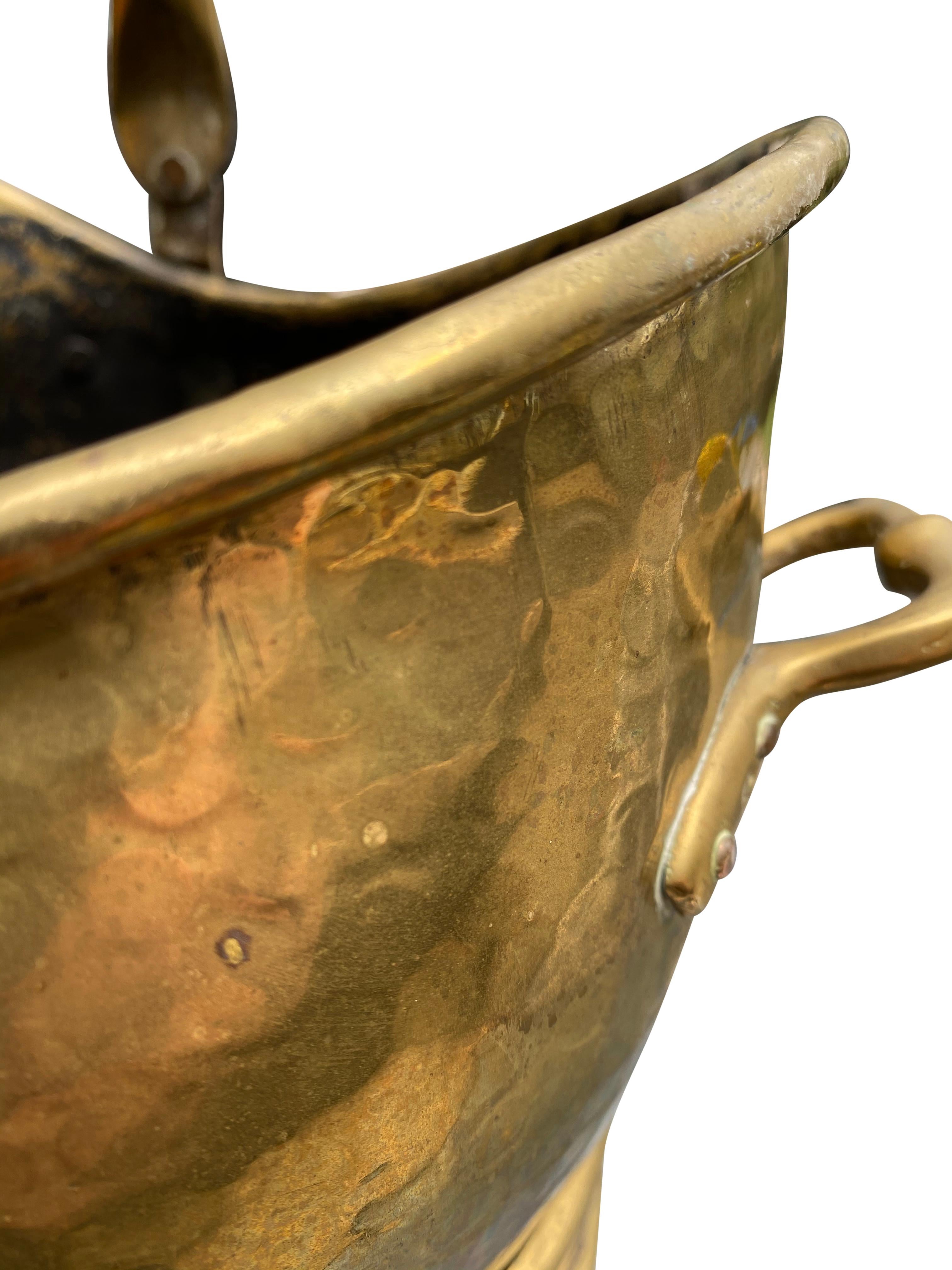 Antique Late Victorian Brass Coal Bucket with Fleur-de-Lis Fittings, circa 1900 For Sale 2