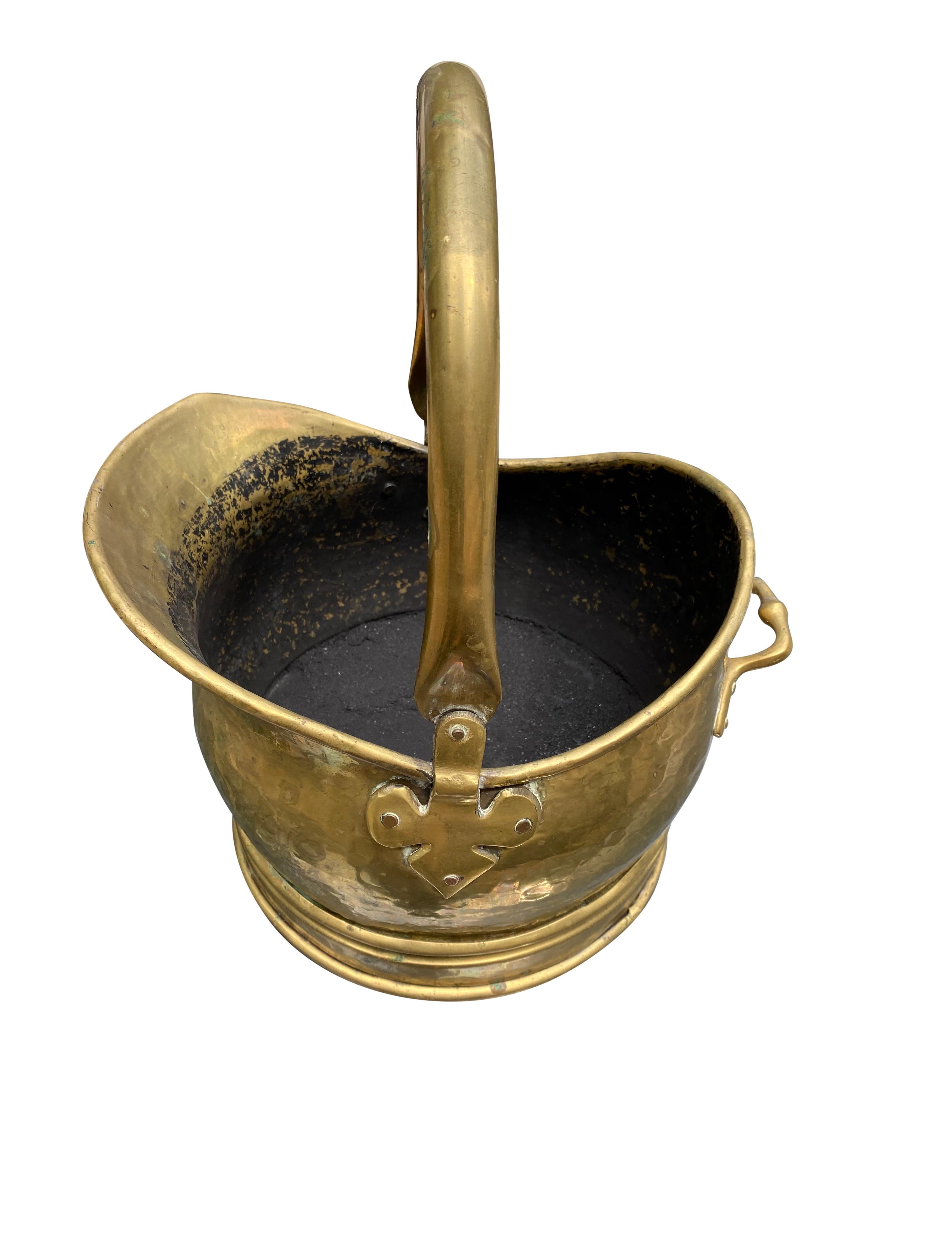 English Antique Late Victorian Brass Coal Bucket with Fleur-de-Lis Fittings, circa 1900 For Sale