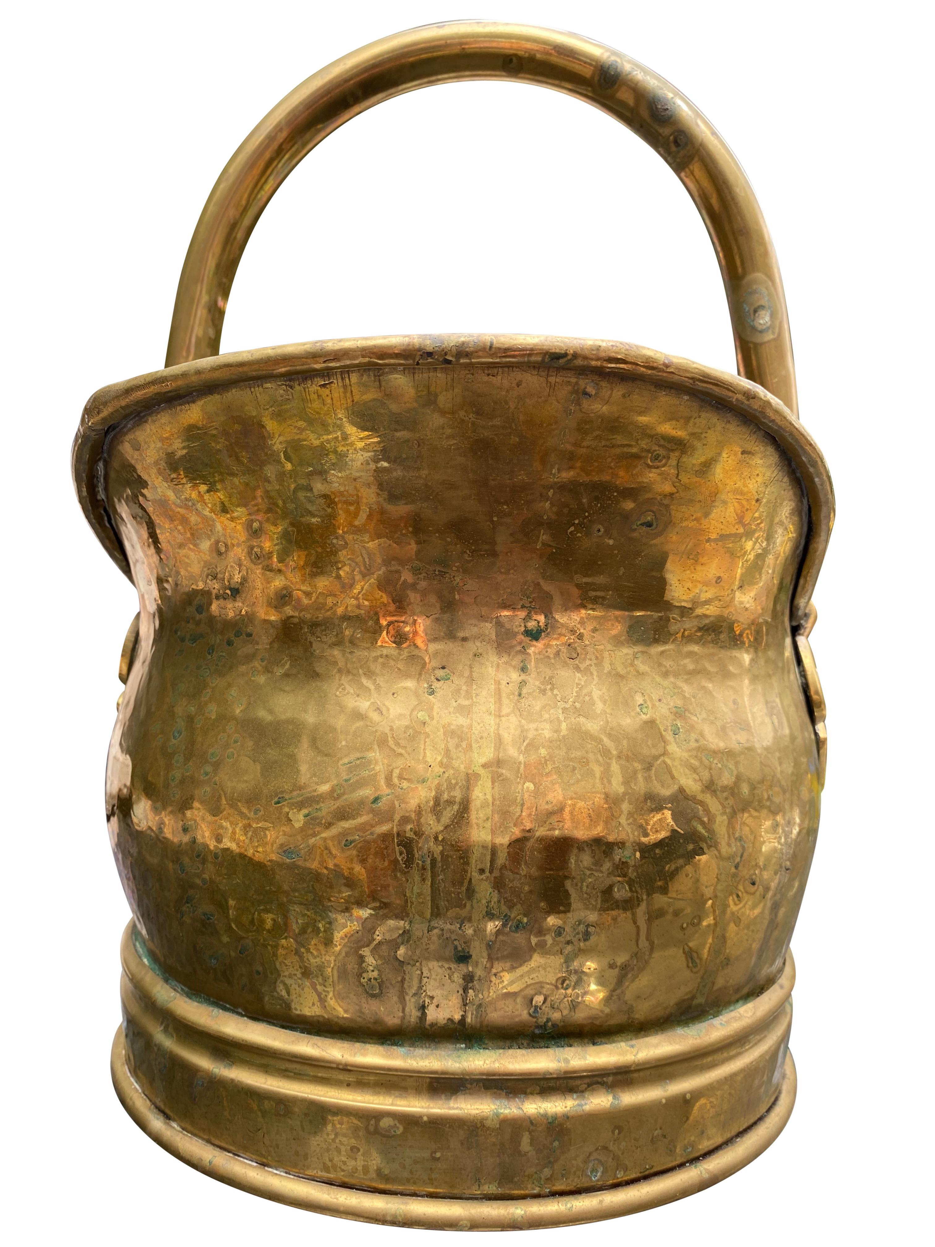 Antique Late Victorian Brass Coal Bucket with Fleur-de-Lis Fittings, circa 1900 In Good Condition For Sale In London, GB