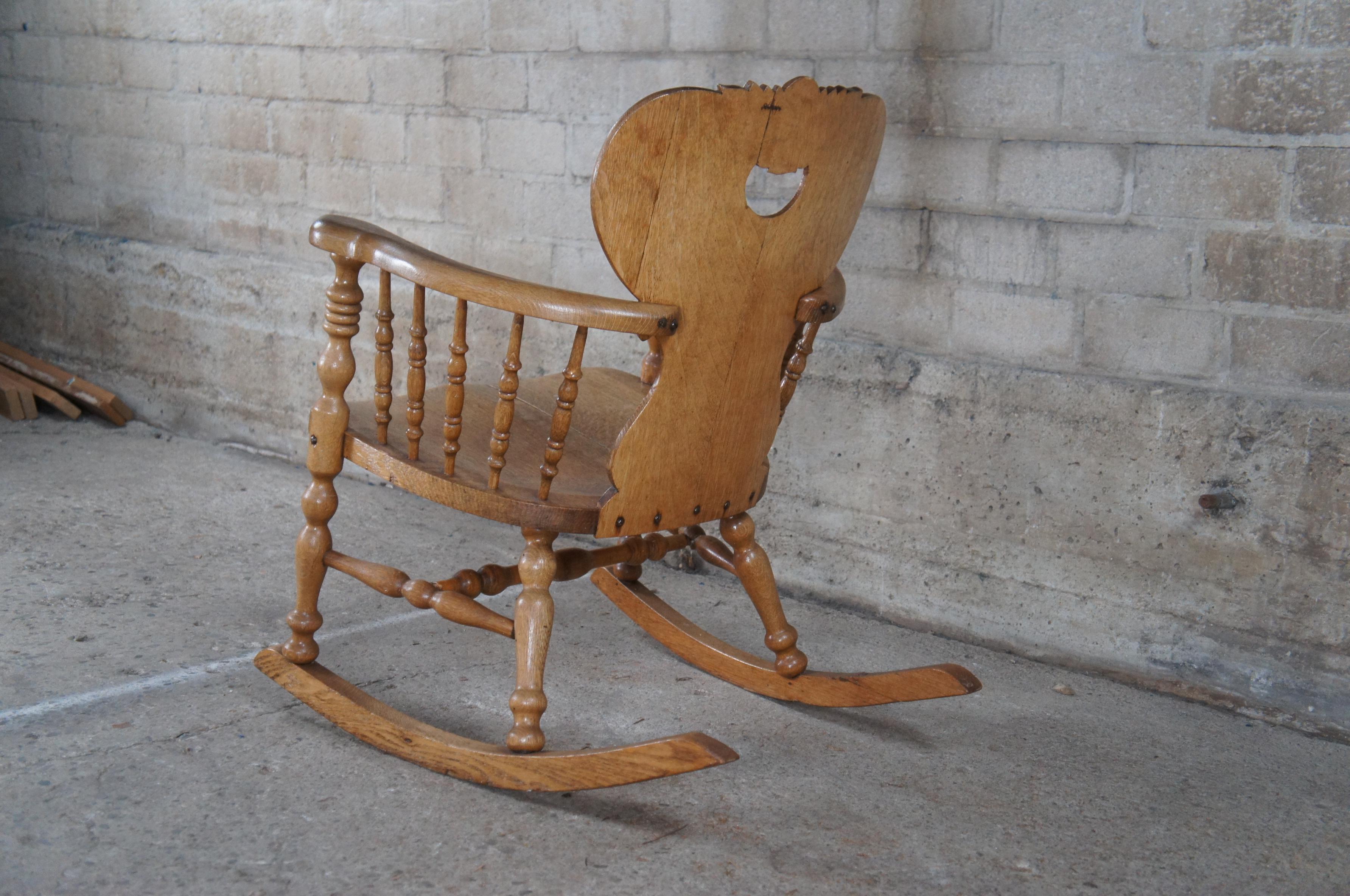 Ancienne chaise à bascule à dossier en chêne sculpté de la fin de l'époque victorienne en vente 1