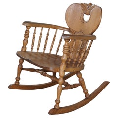 Ancienne chaise à bascule à dossier en chêne sculpté de la fin de l'époque victorienne