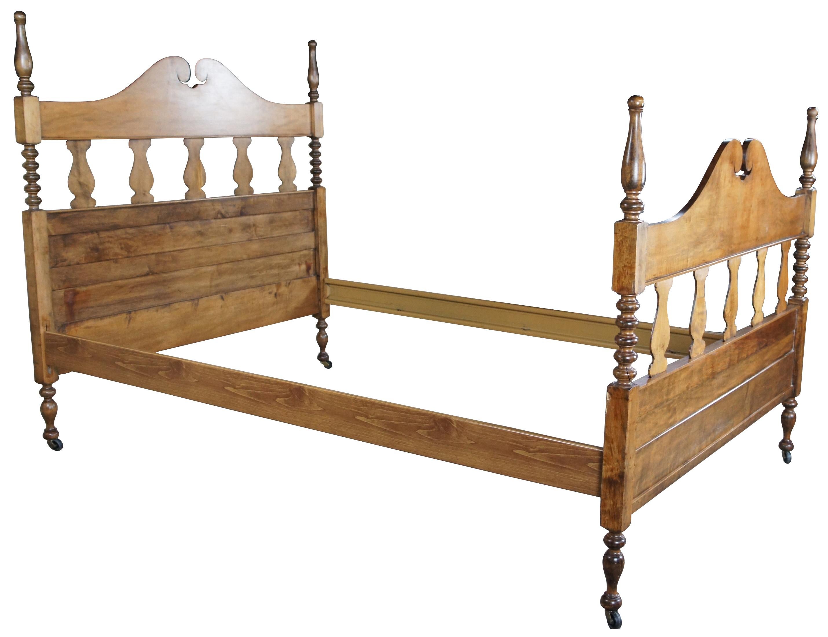 Late Victorian Crescent Line full size bed. Made of oak featuring an open pediment, four posts, ribbed supports and vase shaped splats. Circa 1900s

Measures: 57.5