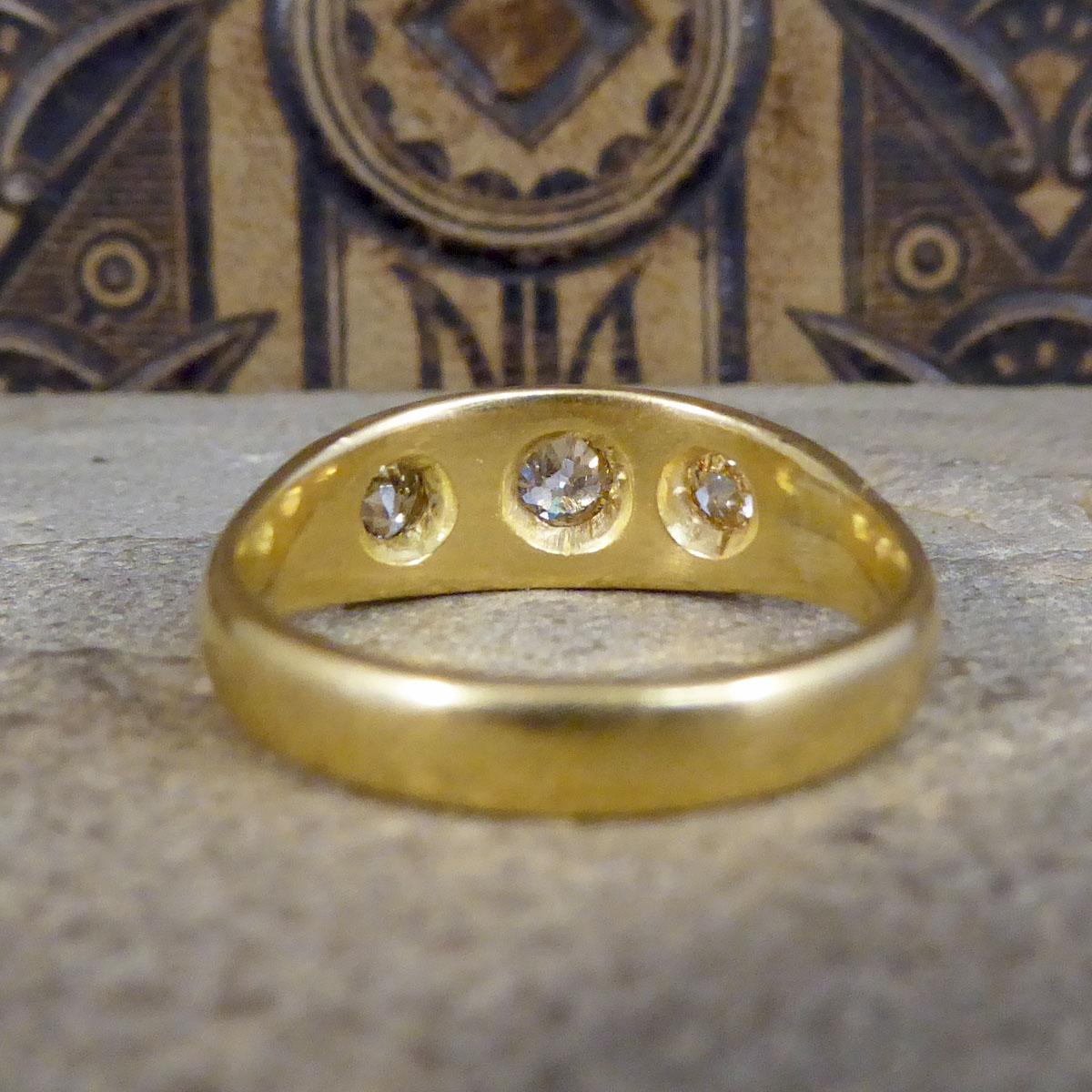 Antique Late Victorian Diamond Three Stone Gypsy Set Ring in 18ct Yellow Gold In Good Condition In Yorkshire, West Yorkshire