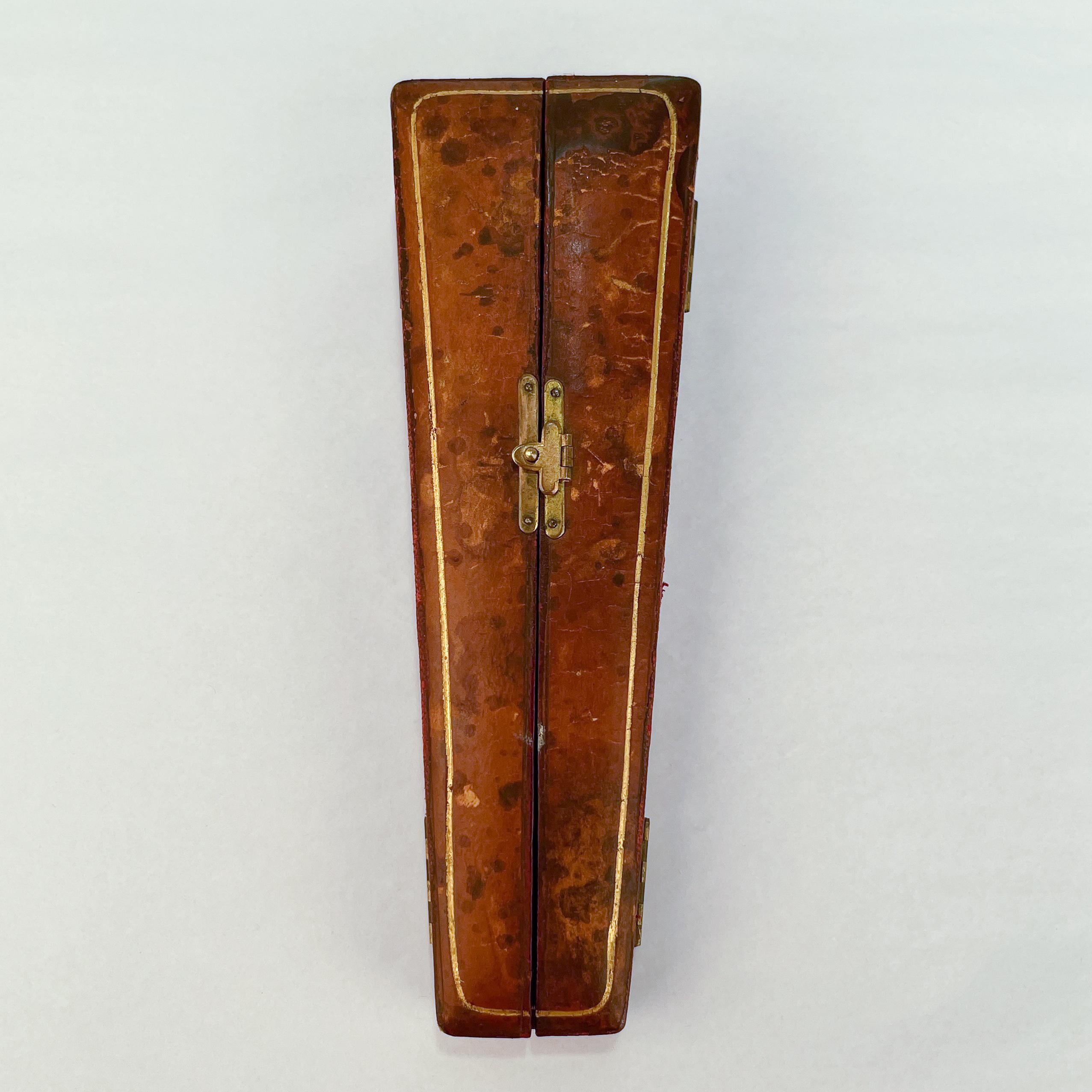 Flacon de parfum ancien en argent sterling de la fin de l'époque victorienne anglaise et étui ajusté en vente 12