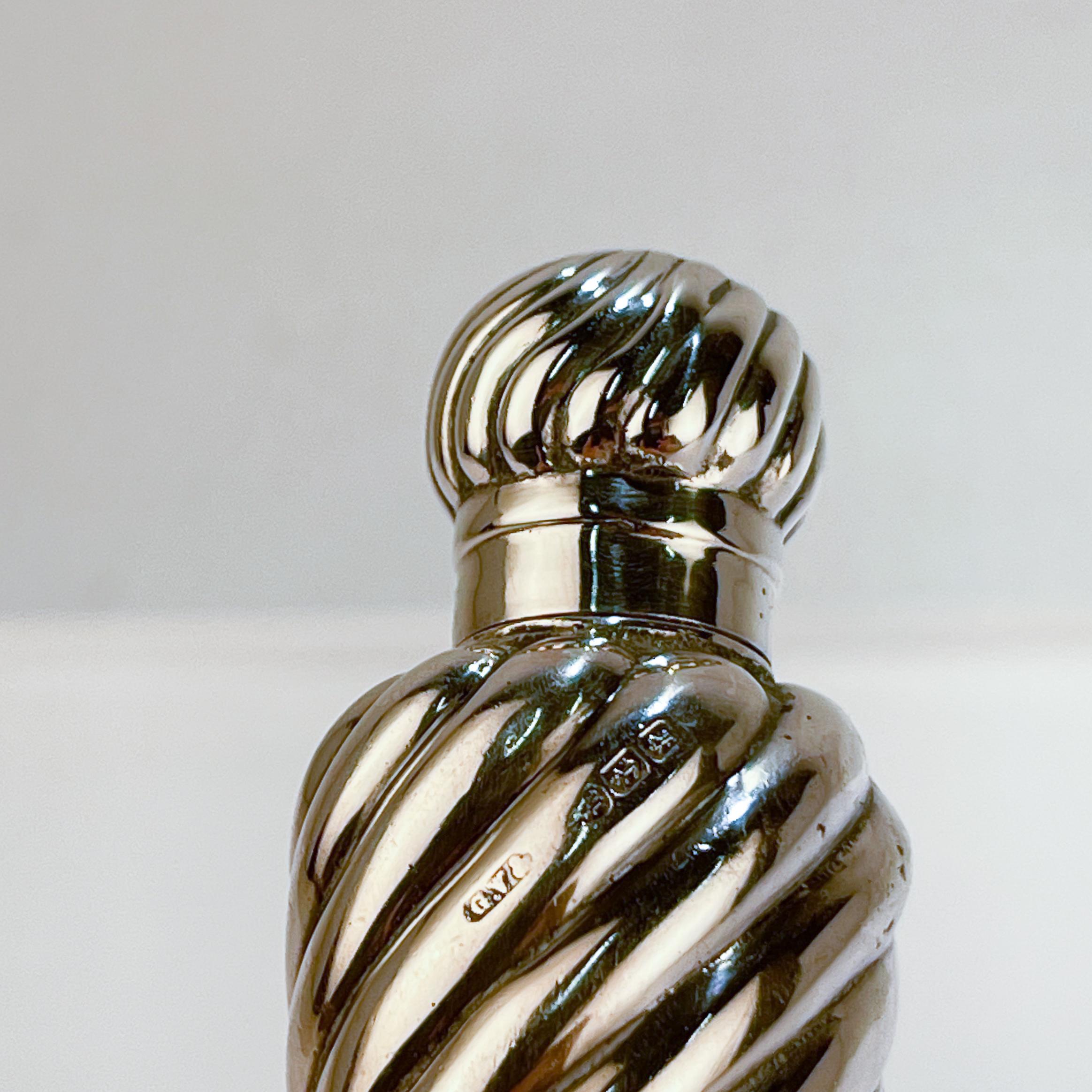 Antique Late Victorian English Sterling Silver Perfume Flask & Fitted Case In Good Condition For Sale In Philadelphia, PA