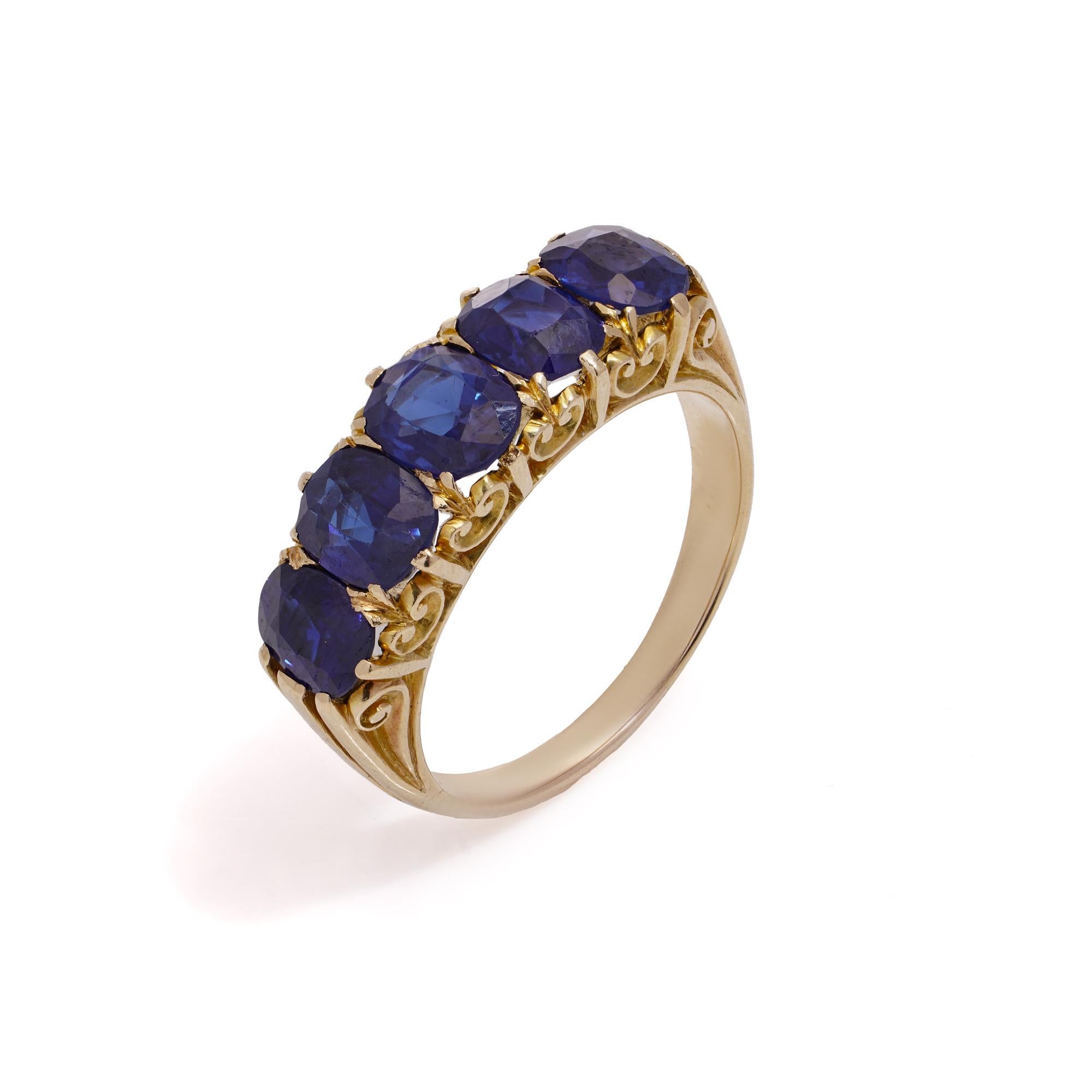 Antique late Victorian five - stone Sapphire ring For Sale 1