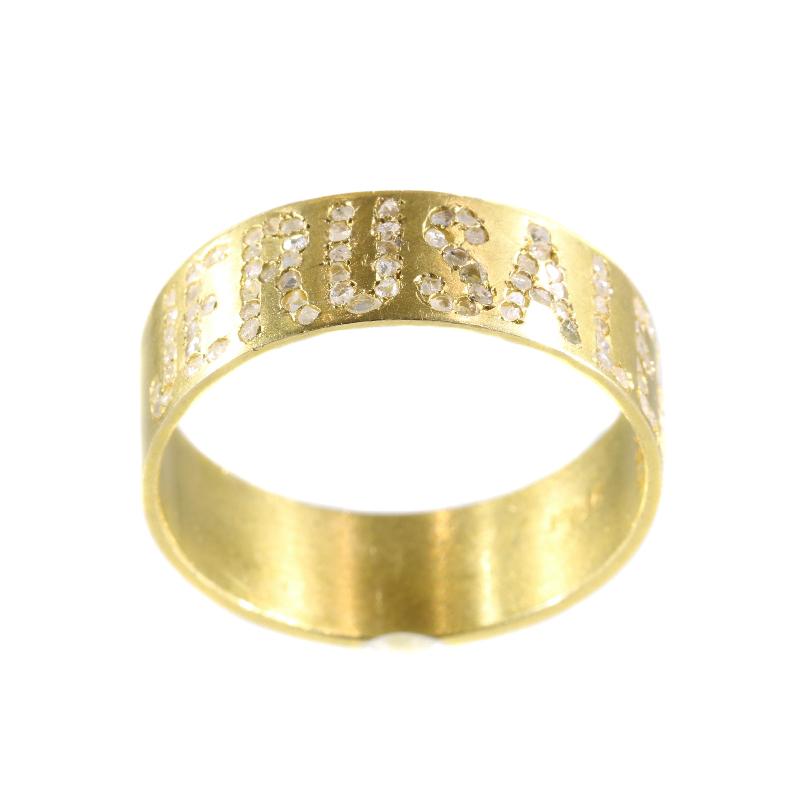 Antique Late Victorian Gold Band with the Name Jerusalem Written in Diamonds In Excellent Condition For Sale In Antwerp, BE
