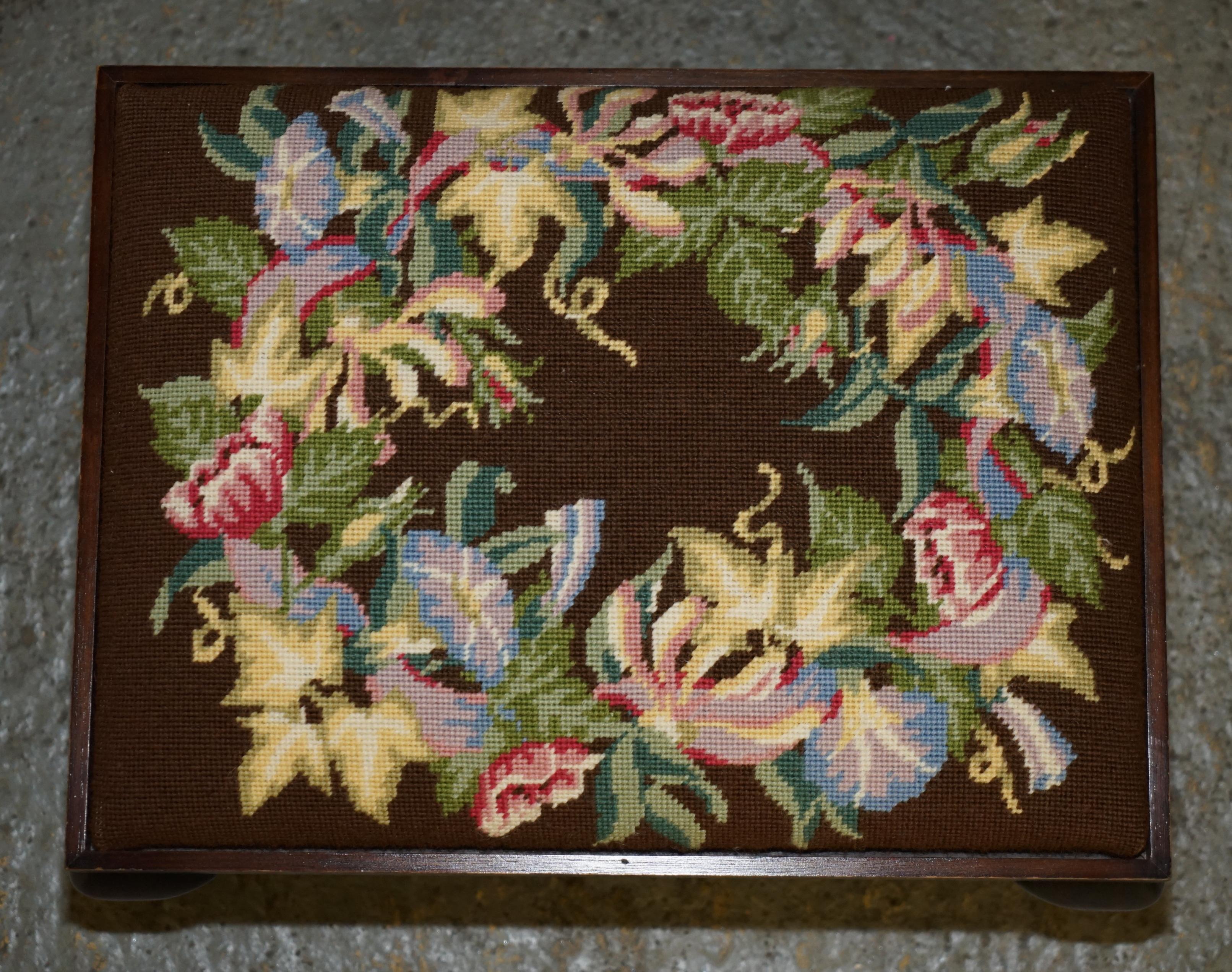 English ANTIQUE LATE ViCTORIAN HAND EMBROIDERED FLORAL FOOTSTOOL WITH HARDWOOD FRAME For Sale