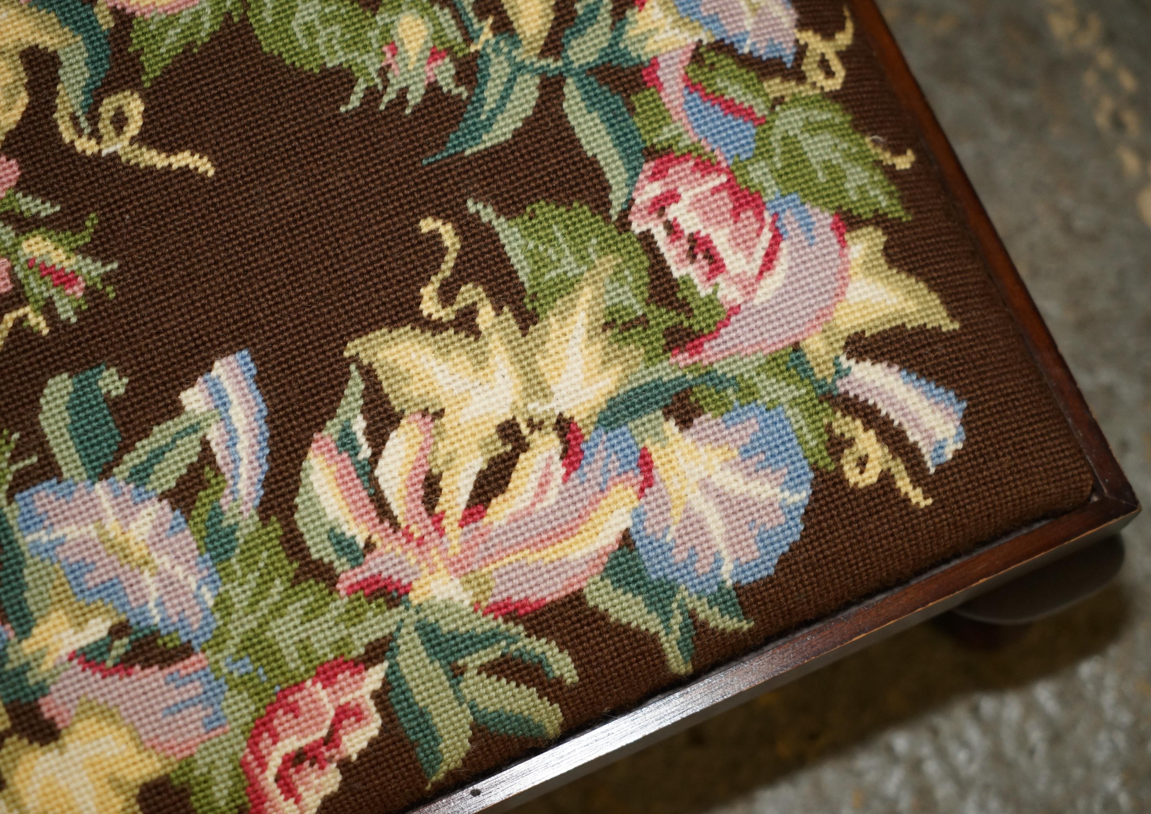 ANTIQUE LATE ViCTORIAN HAND EMBROIDERED FLORAL FOOTSTOOL WITH HARDWOOD FRAME In Good Condition For Sale In West Sussex, Pulborough