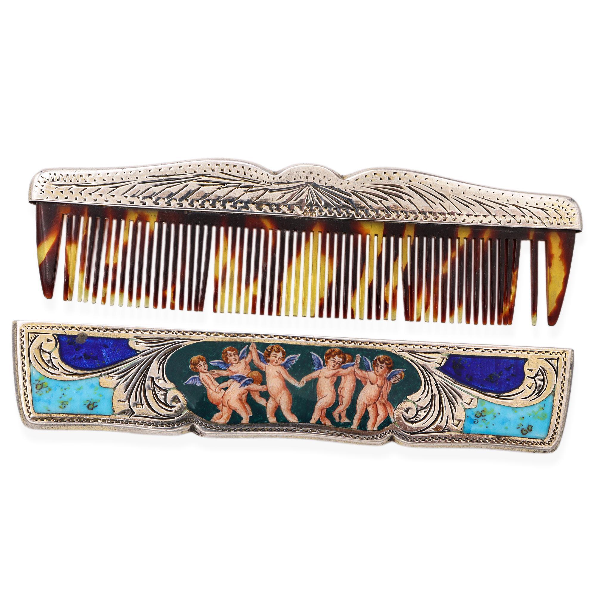 Questo elegante pettine tardo-vittoriano mette in risalto la maestria dell'artigianato europeo del XIX secolo nella lavorazione dell'argento e dello smalto. La cassa d'argento è riccamente incisa a mano e presenta un pannello di smalto