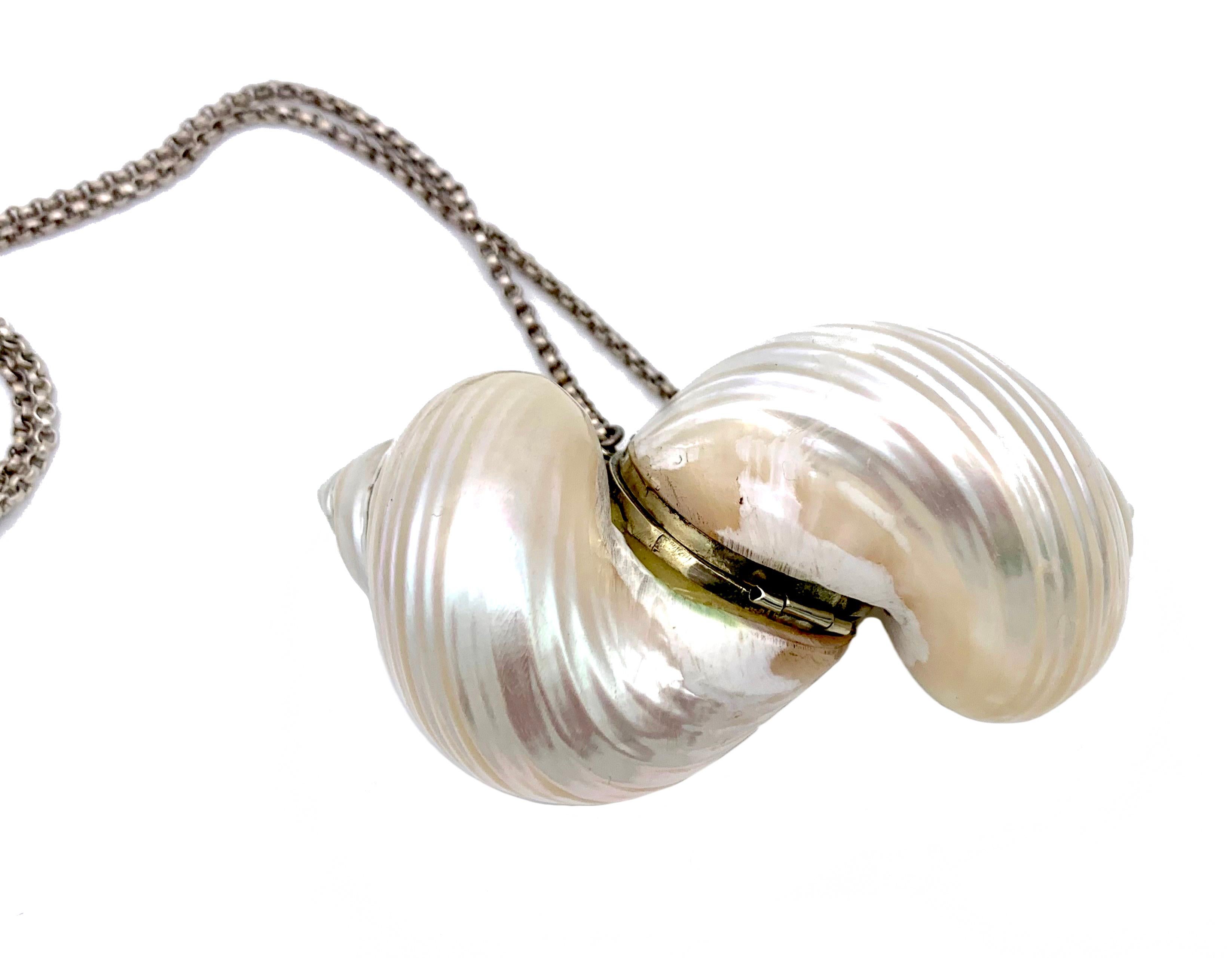 Diese spätviktorianische Neuheit wurde aus zwei Salzwassermuscheln gefertigt und mit einer langen silbernen Schutzkette verbunden. Die Muscheln sind in einem versilberten Metalltaschenbeschlag montiert. Beide Schalen sind in perfektem Zustand und